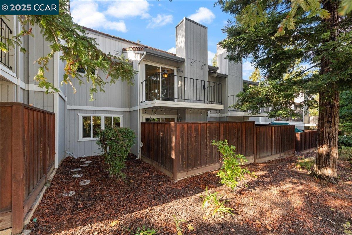 Detail Gallery Image 24 of 28 For 206 Buena Vida Ct, Martinez,  CA 94553 - 2 Beds | 2/1 Baths