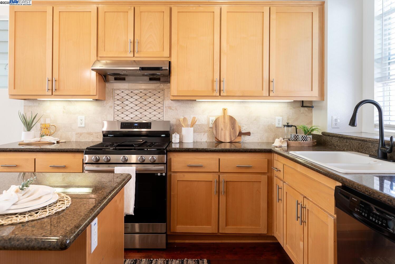 Detail Gallery Image 11 of 33 For 4214 Providence Ter, Fremont,  CA 94538 - 3 Beds | 3/1 Baths