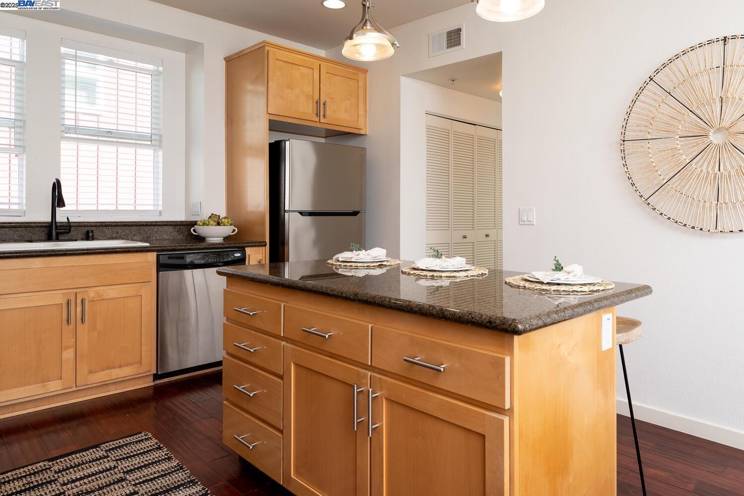 Detail Gallery Image 10 of 33 For 4214 Providence Ter, Fremont,  CA 94538 - 3 Beds | 3/1 Baths