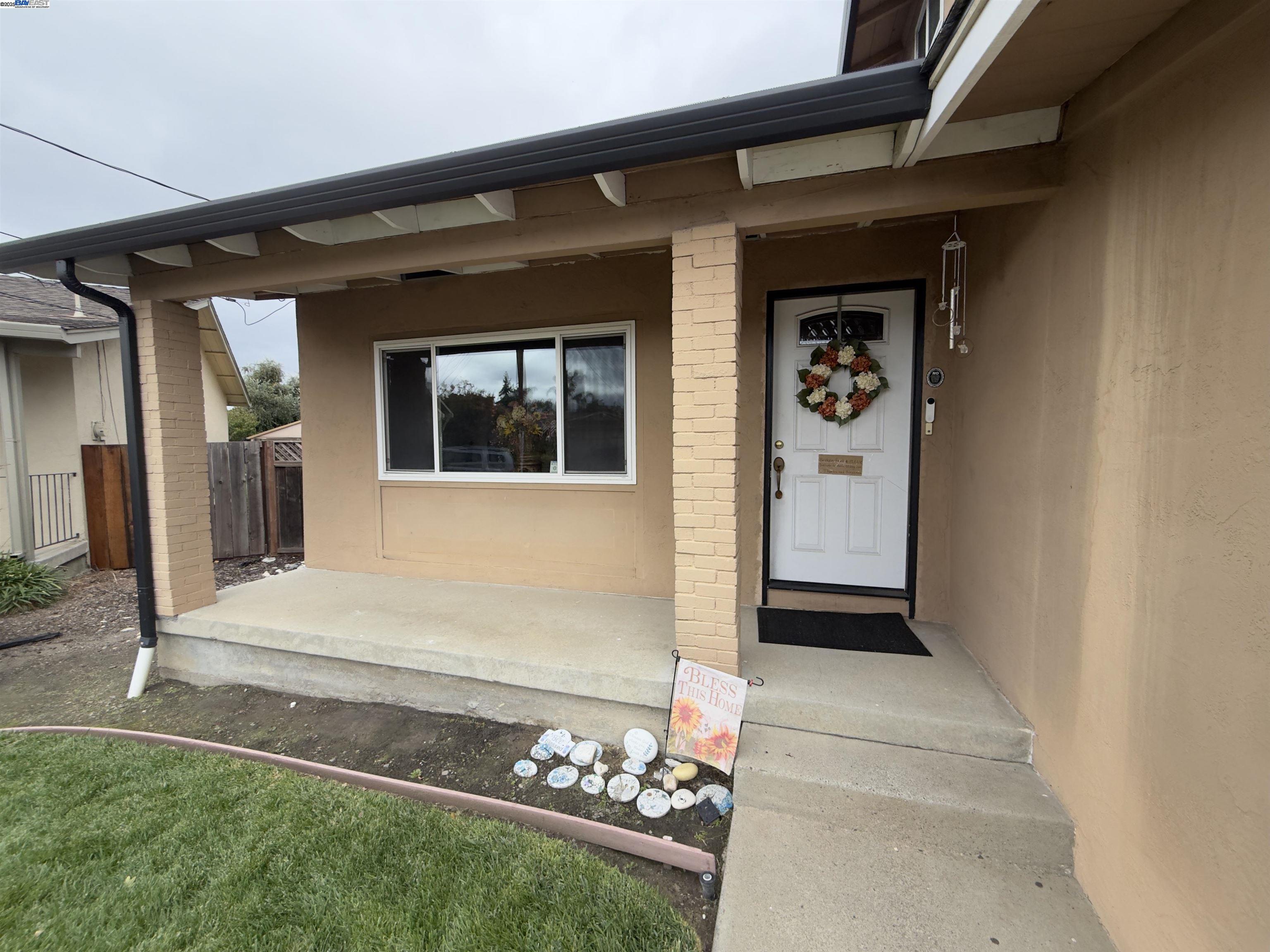 Detail Gallery Image 3 of 10 For 7065 Lancaster Ct, Dublin,  CA 94568 - 4 Beds | 2/1 Baths