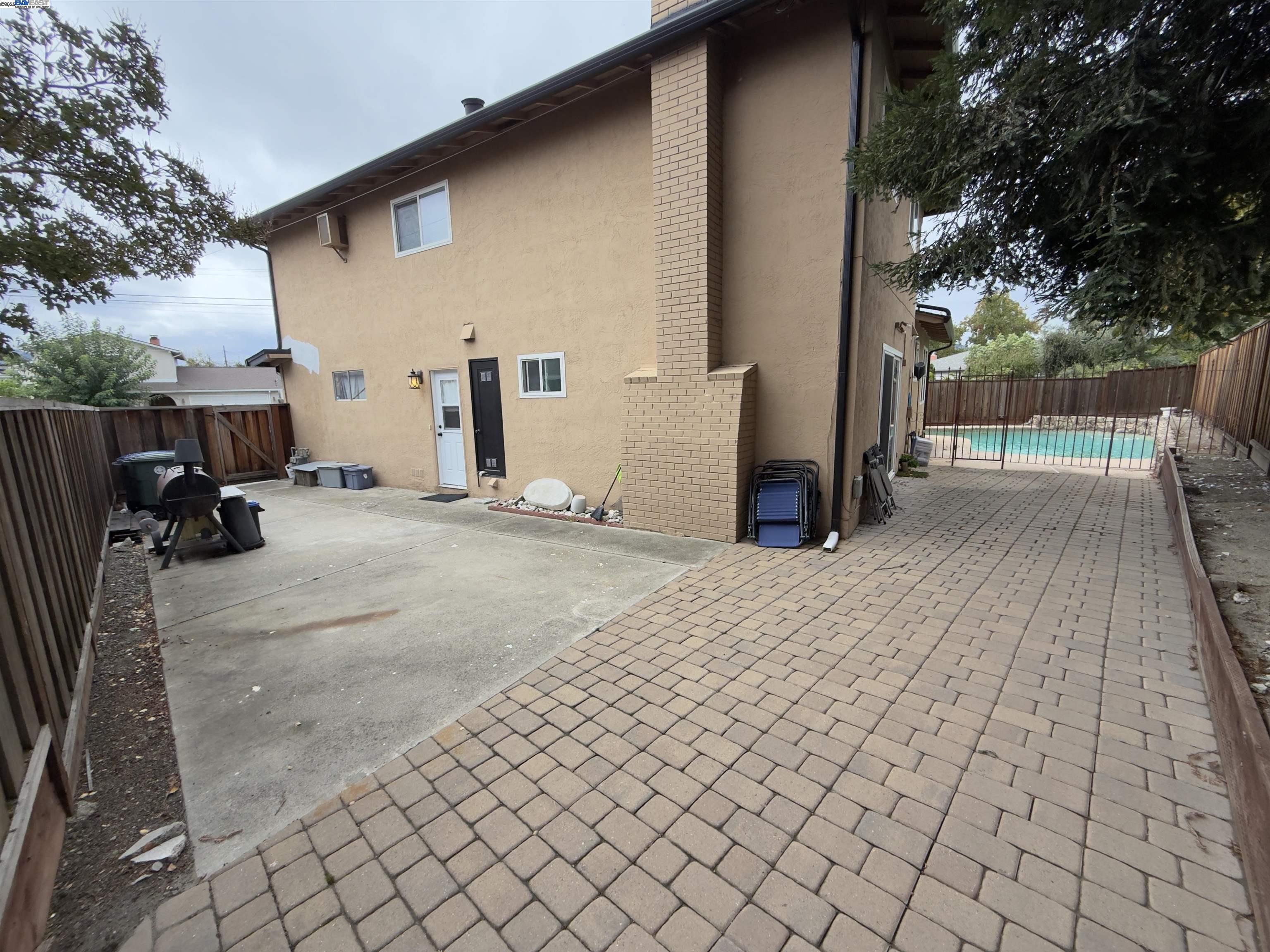 Detail Gallery Image 4 of 10 For 7065 Lancaster Ct, Dublin,  CA 94568 - 4 Beds | 2/1 Baths