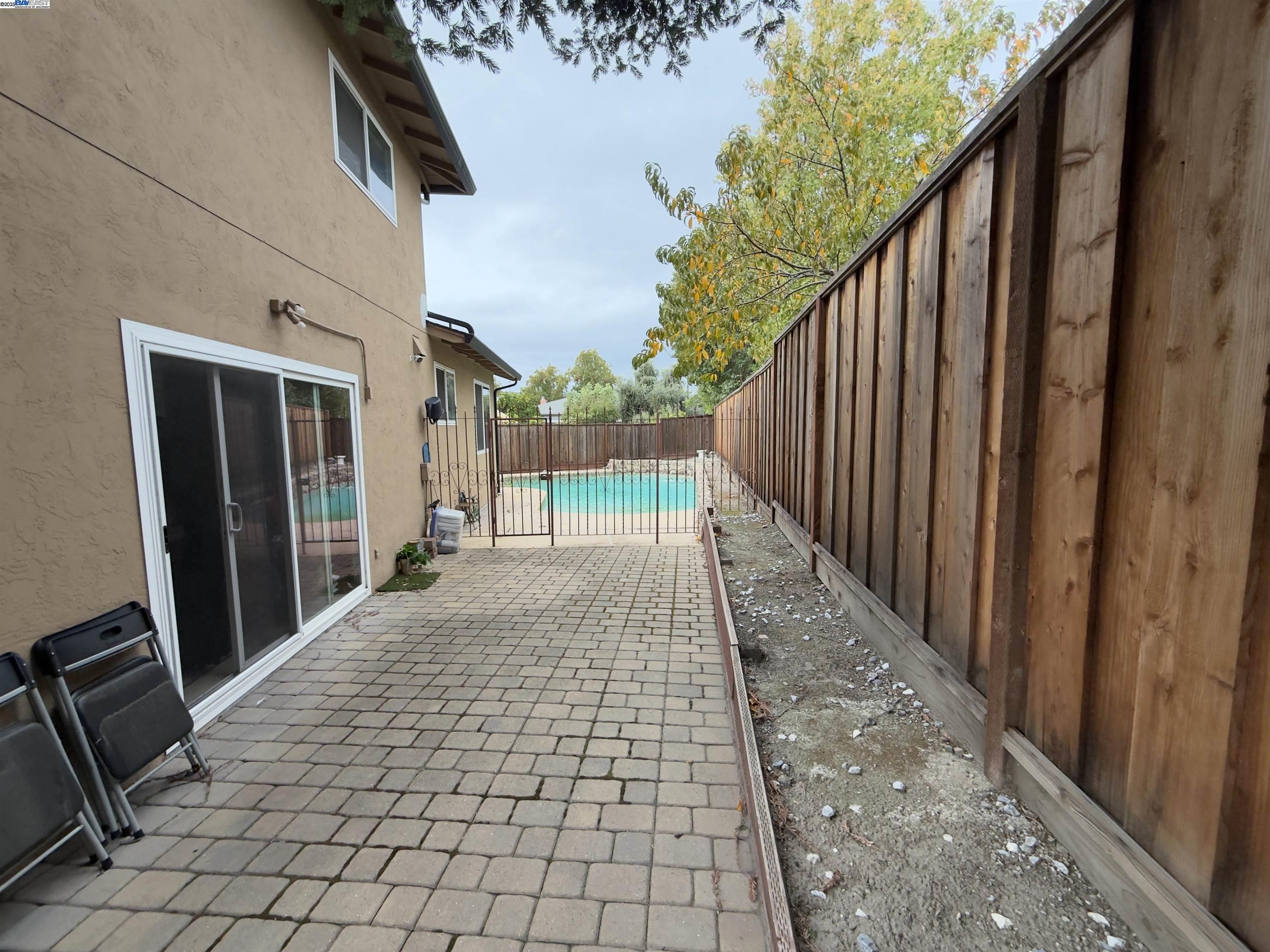 Detail Gallery Image 5 of 10 For 7065 Lancaster Ct, Dublin,  CA 94568 - 4 Beds | 2/1 Baths