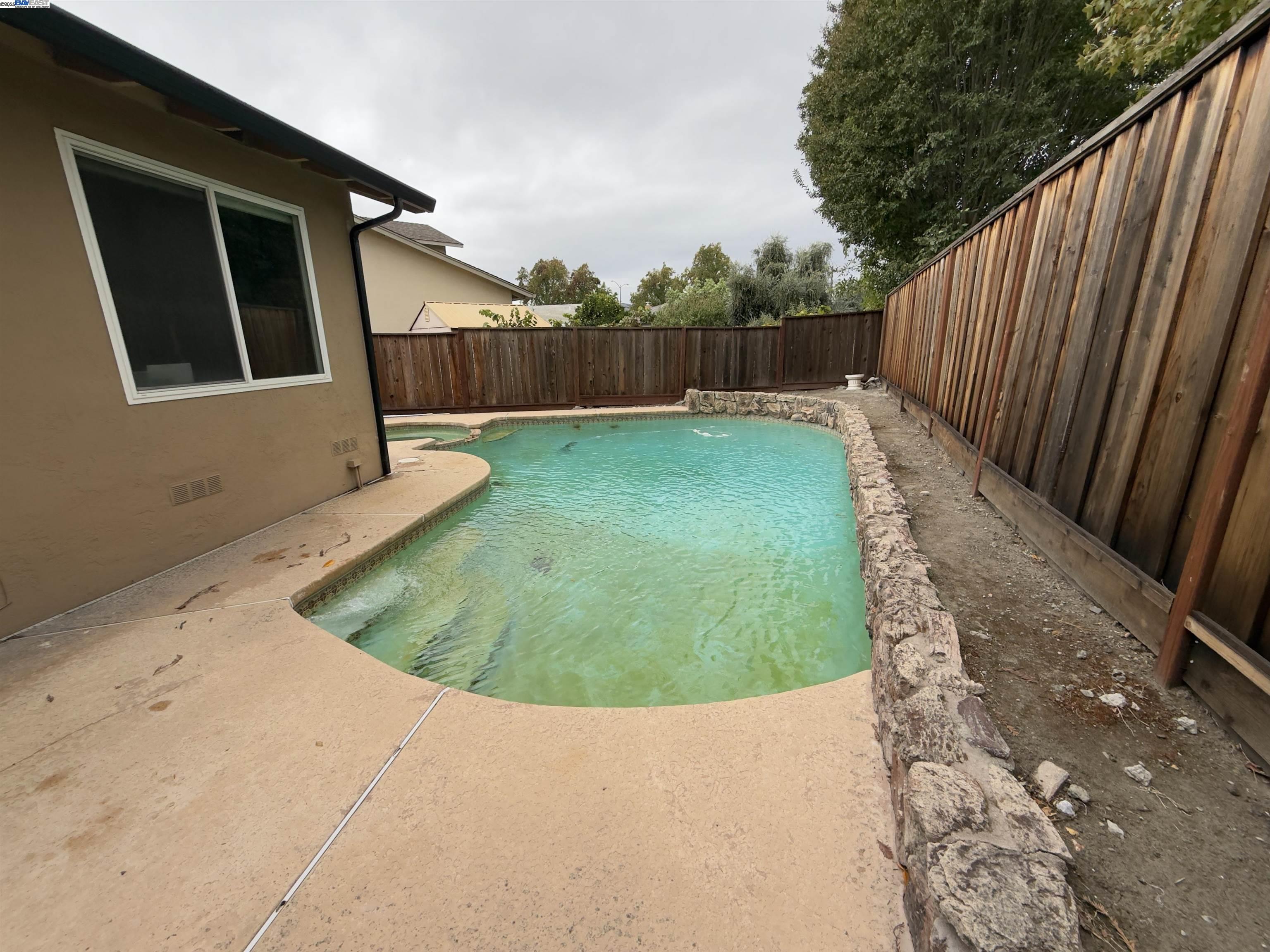 Detail Gallery Image 7 of 10 For 7065 Lancaster Ct, Dublin,  CA 94568 - 4 Beds | 2/1 Baths