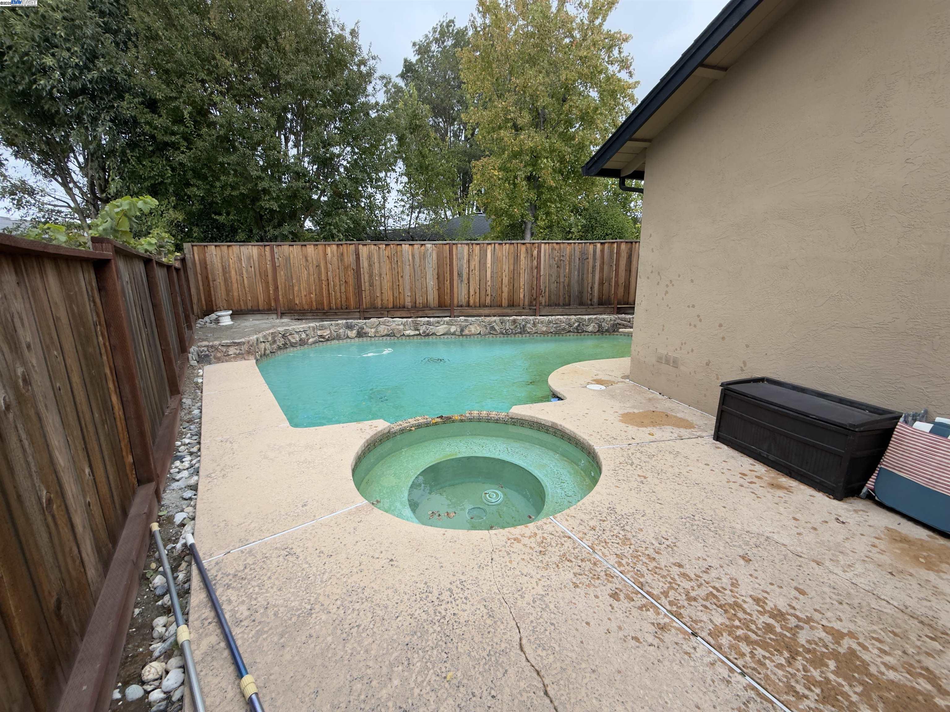 Detail Gallery Image 8 of 10 For 7065 Lancaster Ct, Dublin,  CA 94568 - 4 Beds | 2/1 Baths