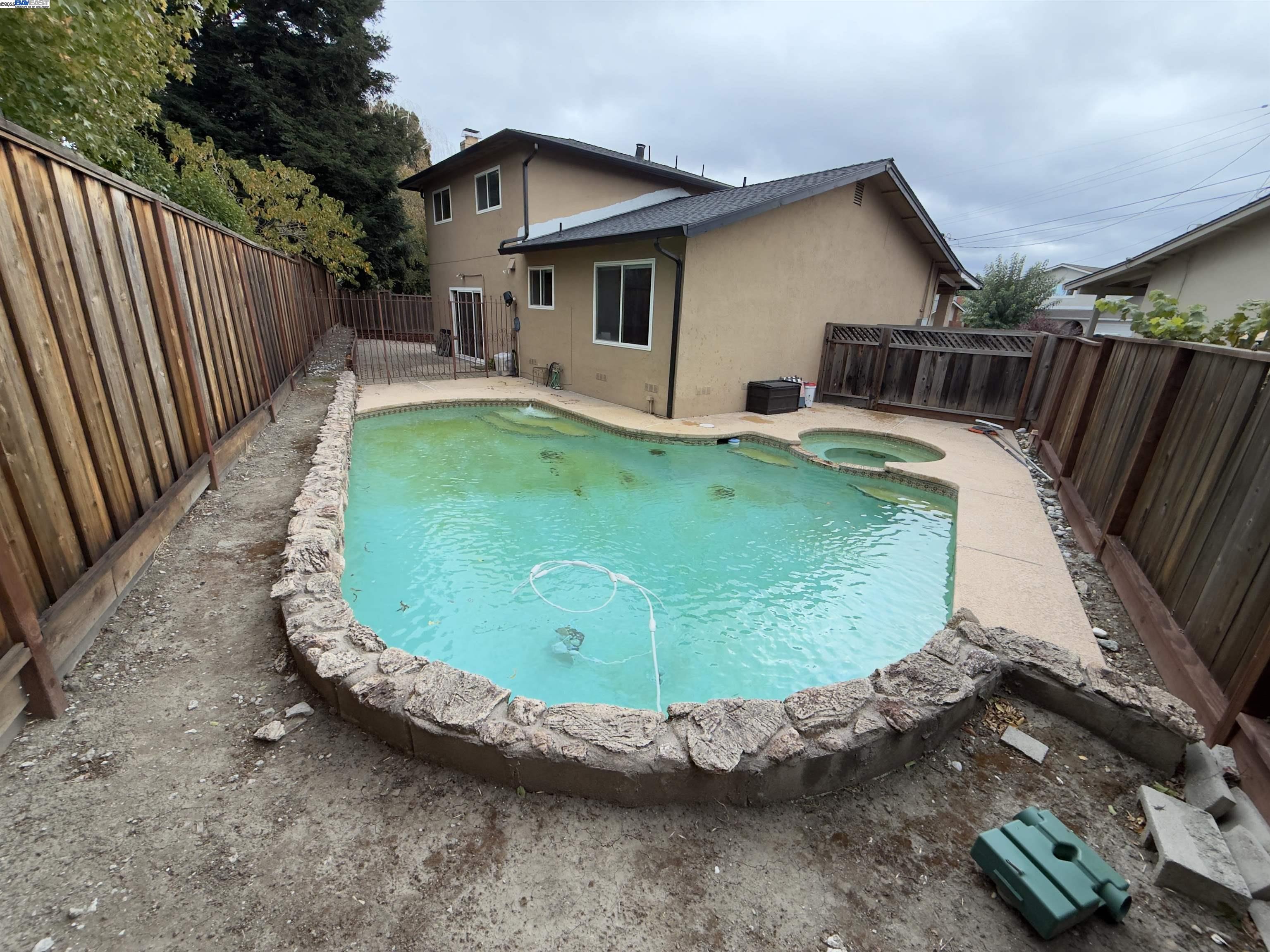 Detail Gallery Image 9 of 10 For 7065 Lancaster Ct, Dublin,  CA 94568 - 4 Beds | 2/1 Baths