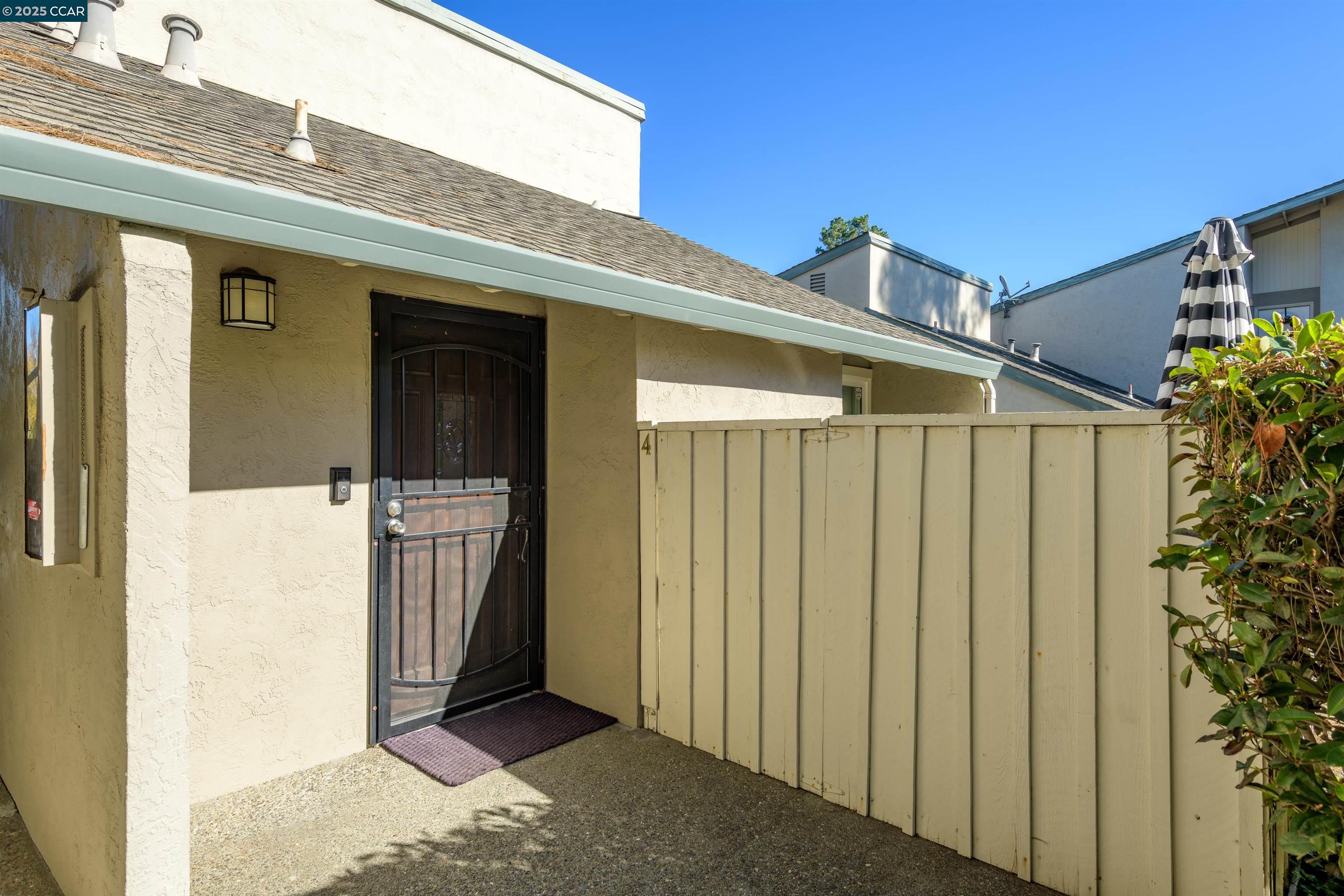 Detail Gallery Image 3 of 26 For 2420 Pleasant Hill Rd #4,  Pleasant Hill,  CA 94523 - 3 Beds | 1/1 Baths
