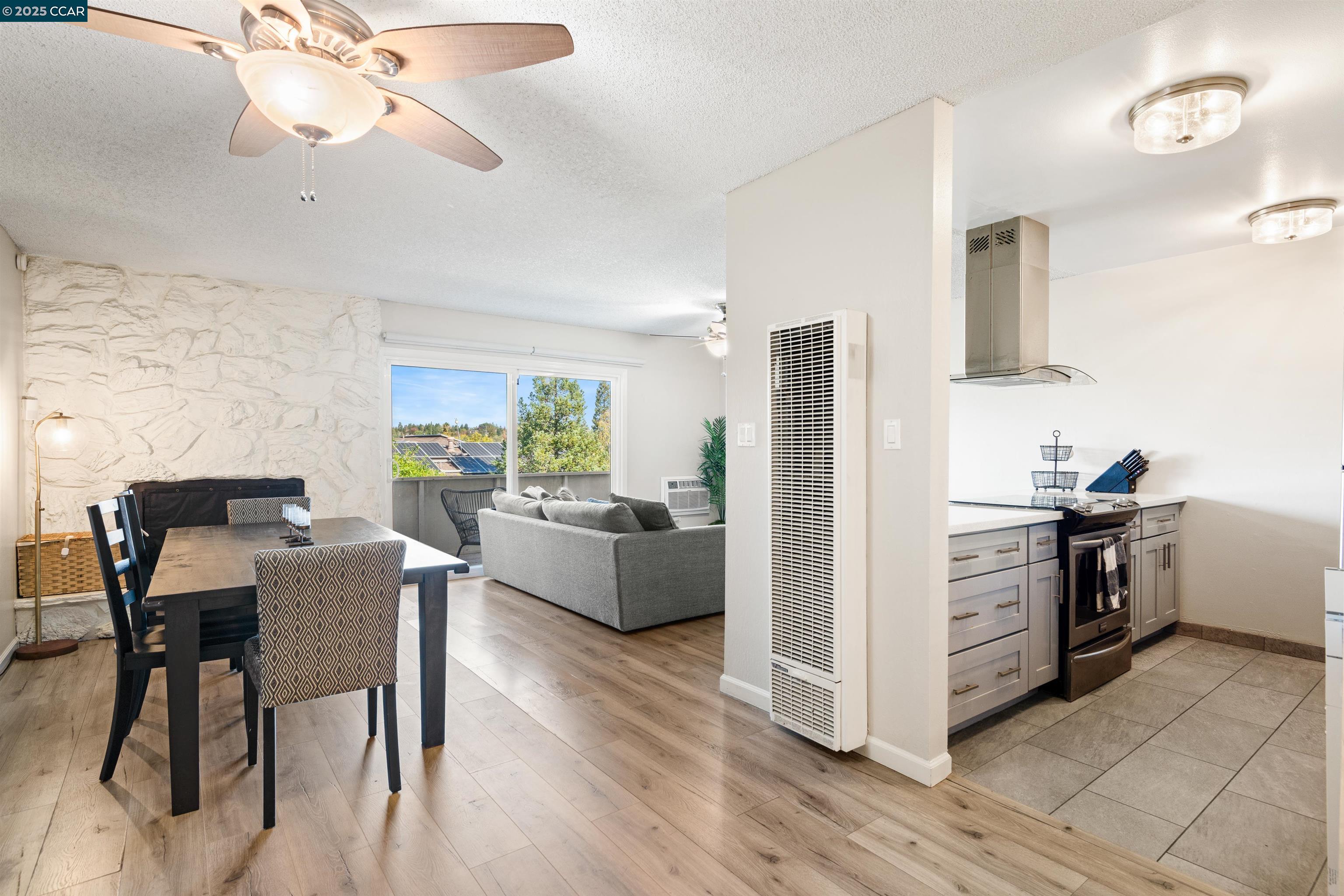 Detail Gallery Image 8 of 26 For 2420 Pleasant Hill Rd #4,  Pleasant Hill,  CA 94523 - 3 Beds | 1/1 Baths