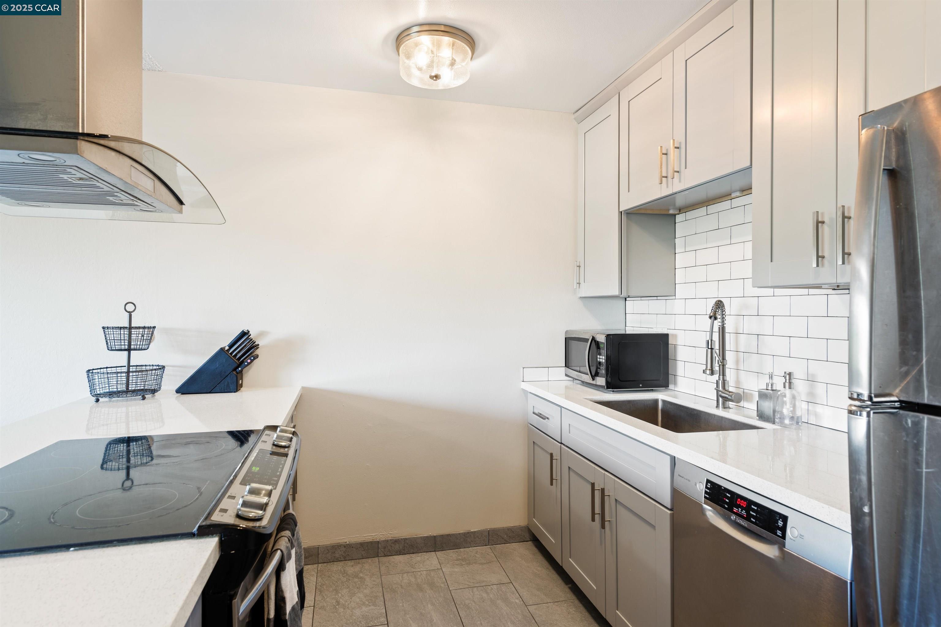 Detail Gallery Image 10 of 26 For 2420 Pleasant Hill Rd #4,  Pleasant Hill,  CA 94523 - 3 Beds | 1/1 Baths