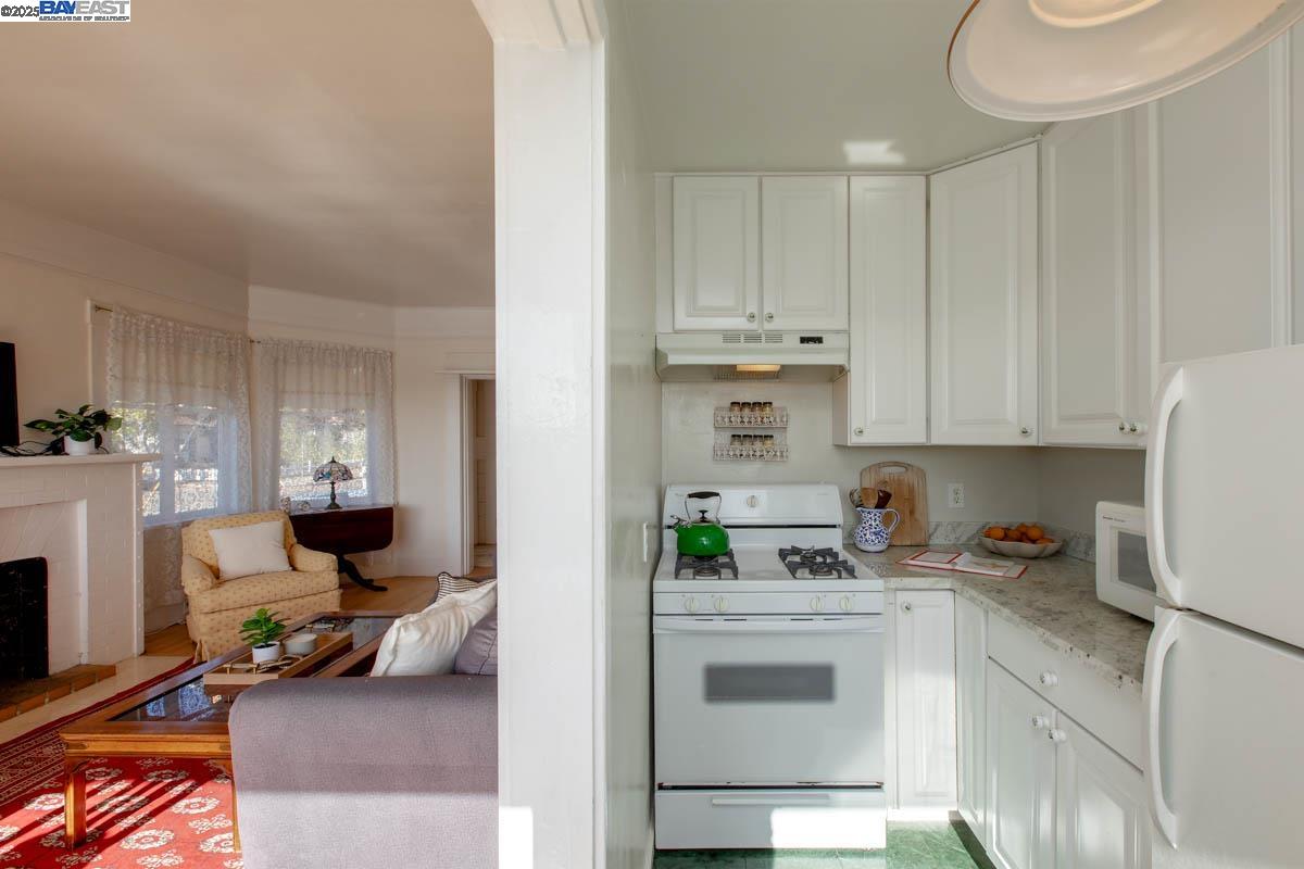 Detail Gallery Image 16 of 59 For 2000 Clinton Ave, Alameda,  CA 94501 - 4 Beds | 5 Baths