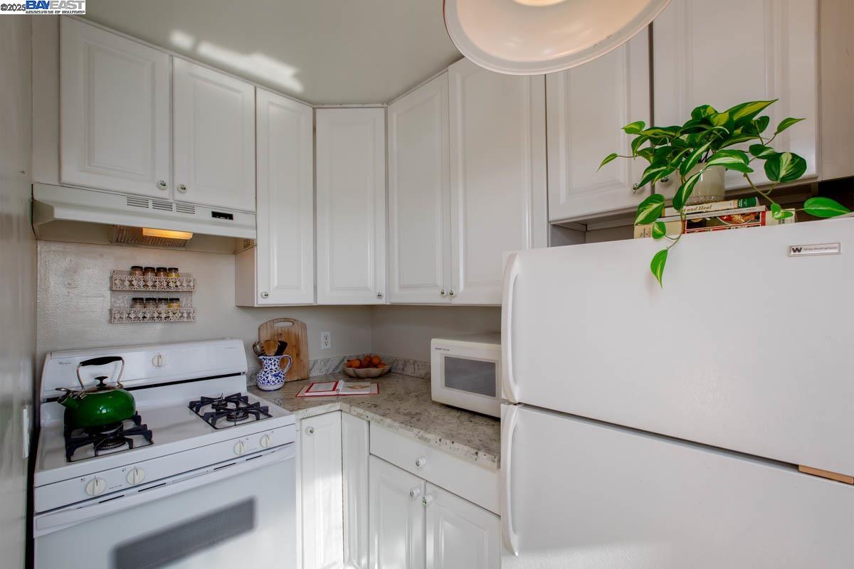 Detail Gallery Image 17 of 59 For 2000 Clinton Ave, Alameda,  CA 94501 - 4 Beds | 5 Baths