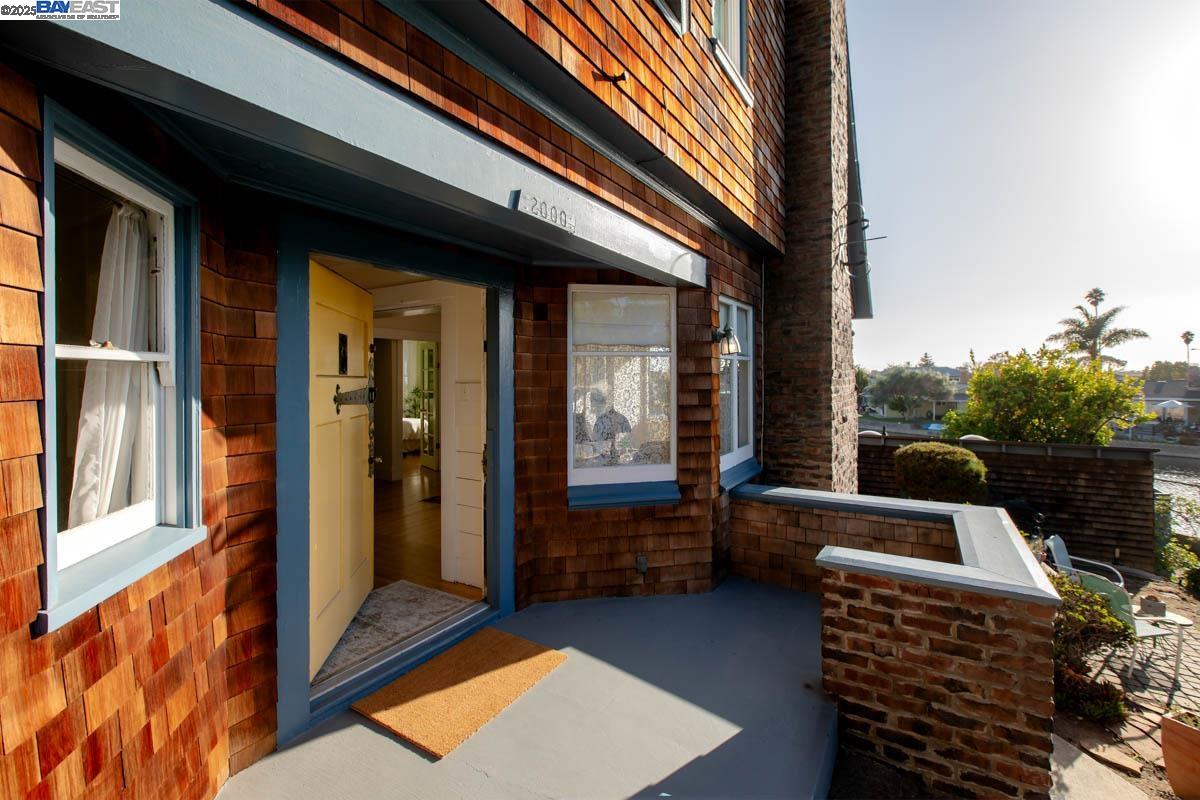 Detail Gallery Image 4 of 59 For 2000 Clinton Ave, Alameda,  CA 94501 - 4 Beds | 5 Baths