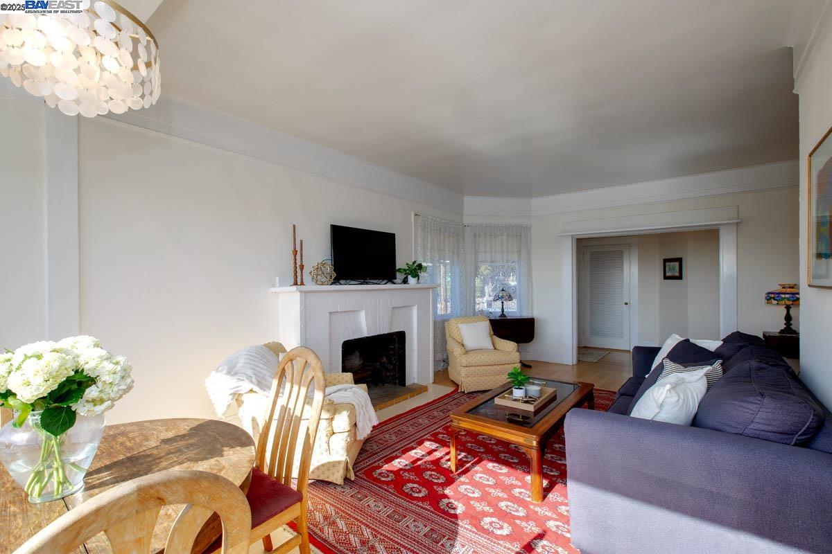 Detail Gallery Image 7 of 59 For 2000 Clinton Ave, Alameda,  CA 94501 - 4 Beds | 5 Baths