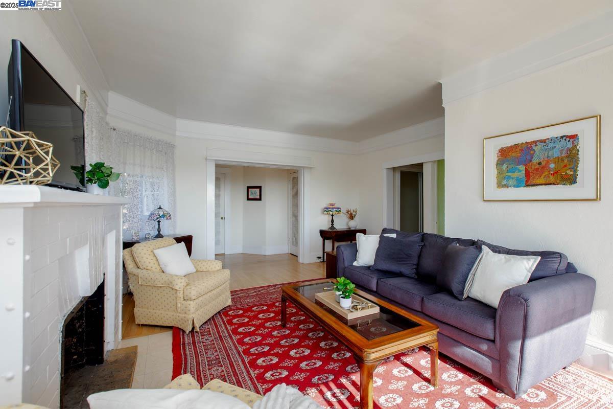 Detail Gallery Image 8 of 59 For 2000 Clinton Ave, Alameda,  CA 94501 - 4 Beds | 5 Baths