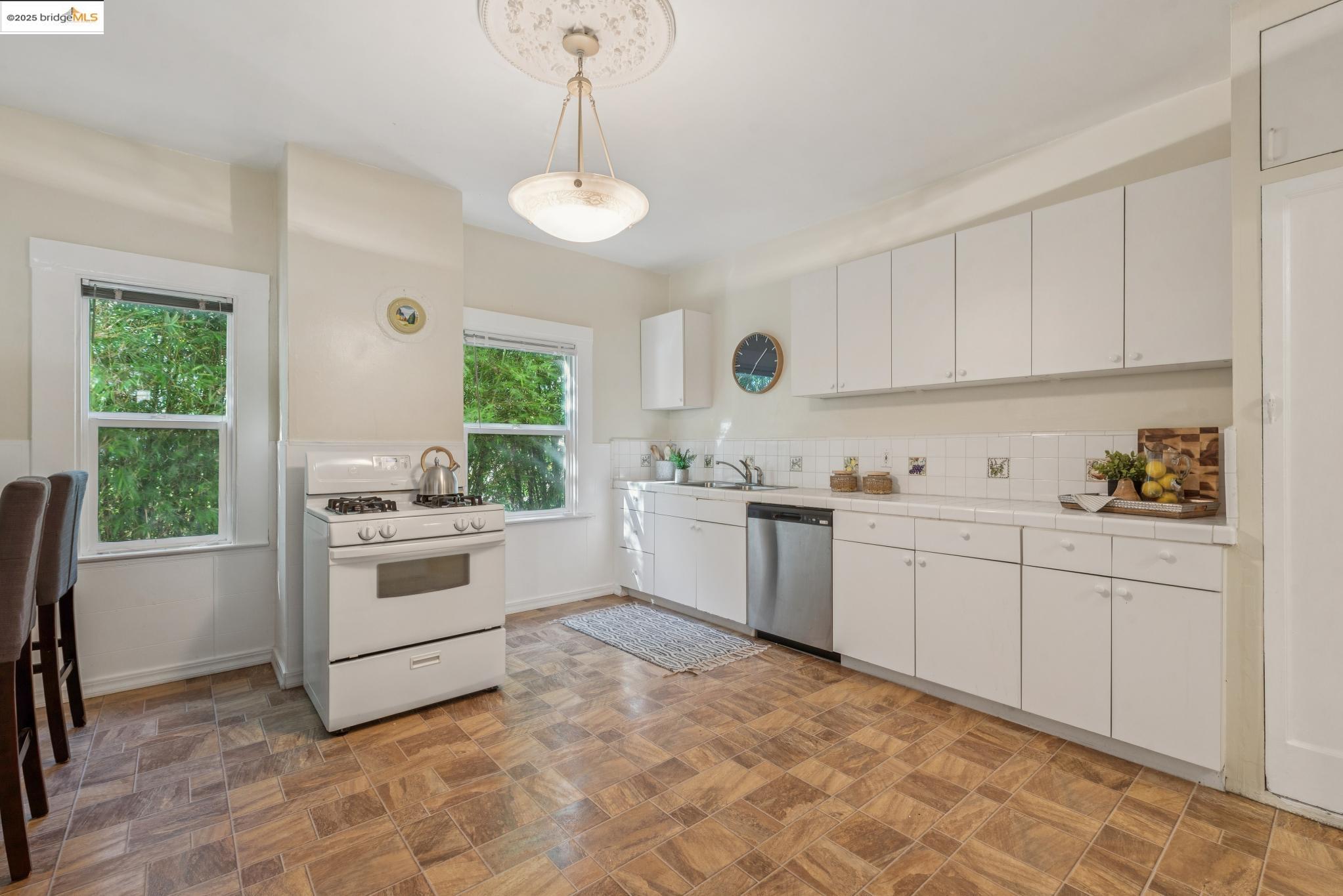 Detail Gallery Image 16 of 36 For 558 58th St, Oakland,  CA 94609 - – Beds | – Baths