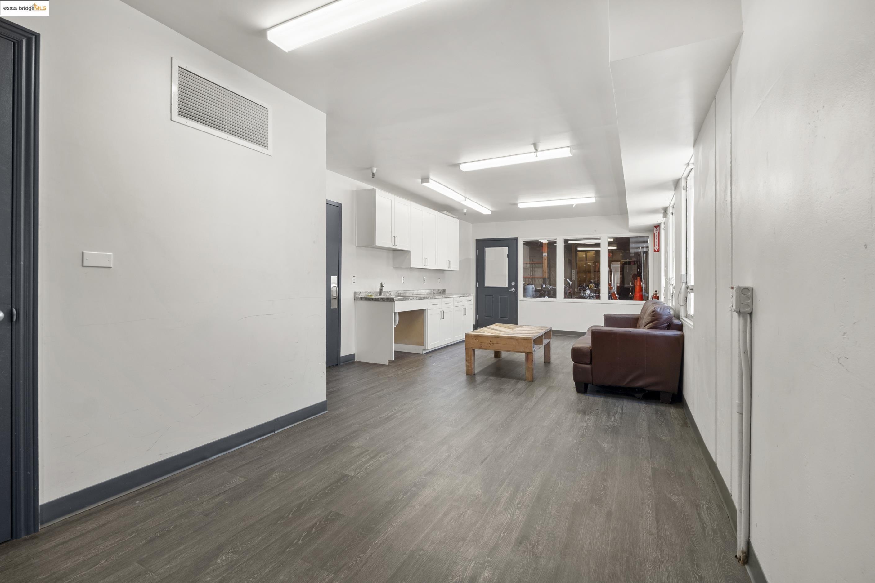 Detail Gallery Image 23 of 33 For 430 Valley Dr, Brisbane,  CA 94005 - – Beds | – Baths