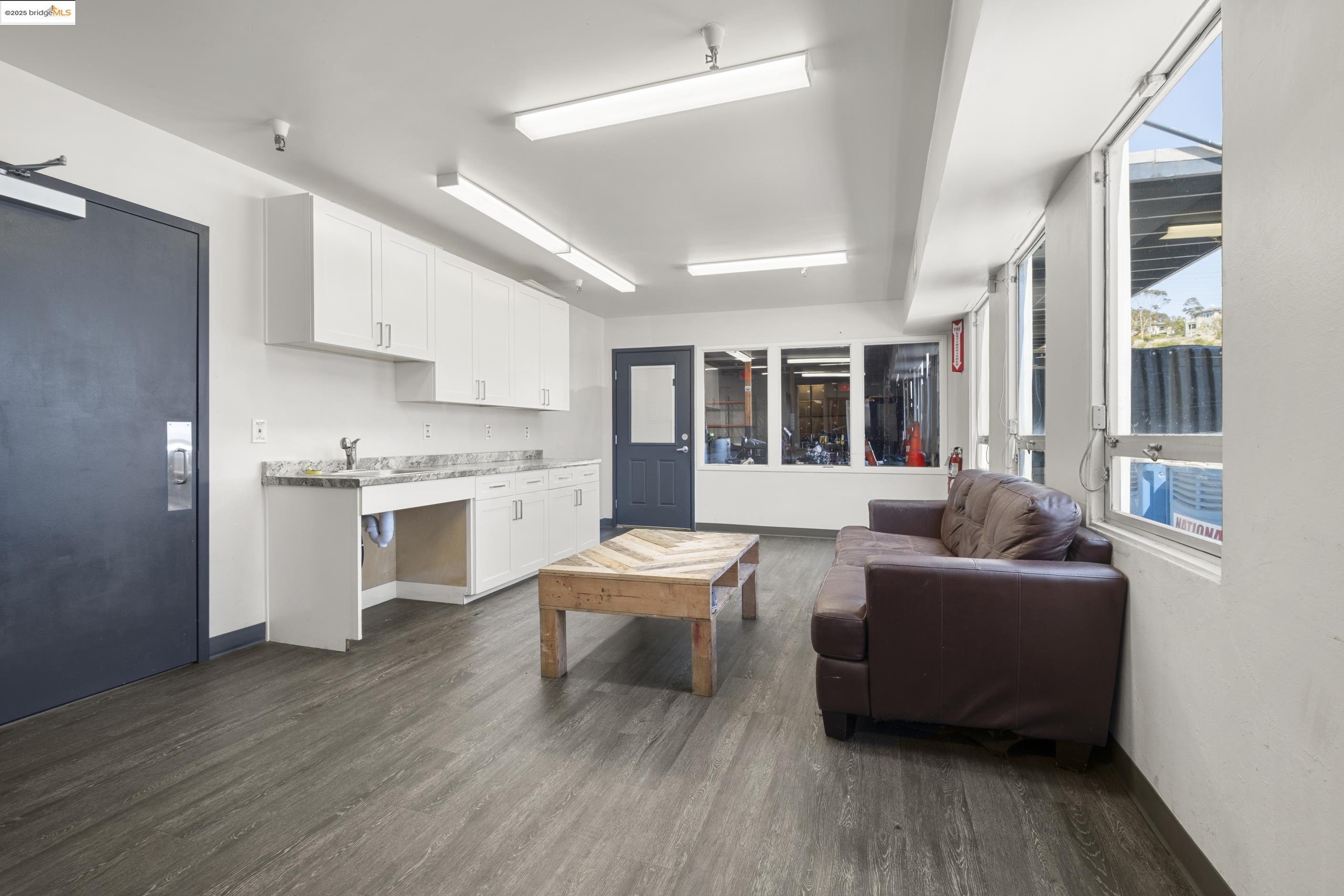 Detail Gallery Image 24 of 33 For 430 Valley Dr, Brisbane,  CA 94005 - – Beds | – Baths