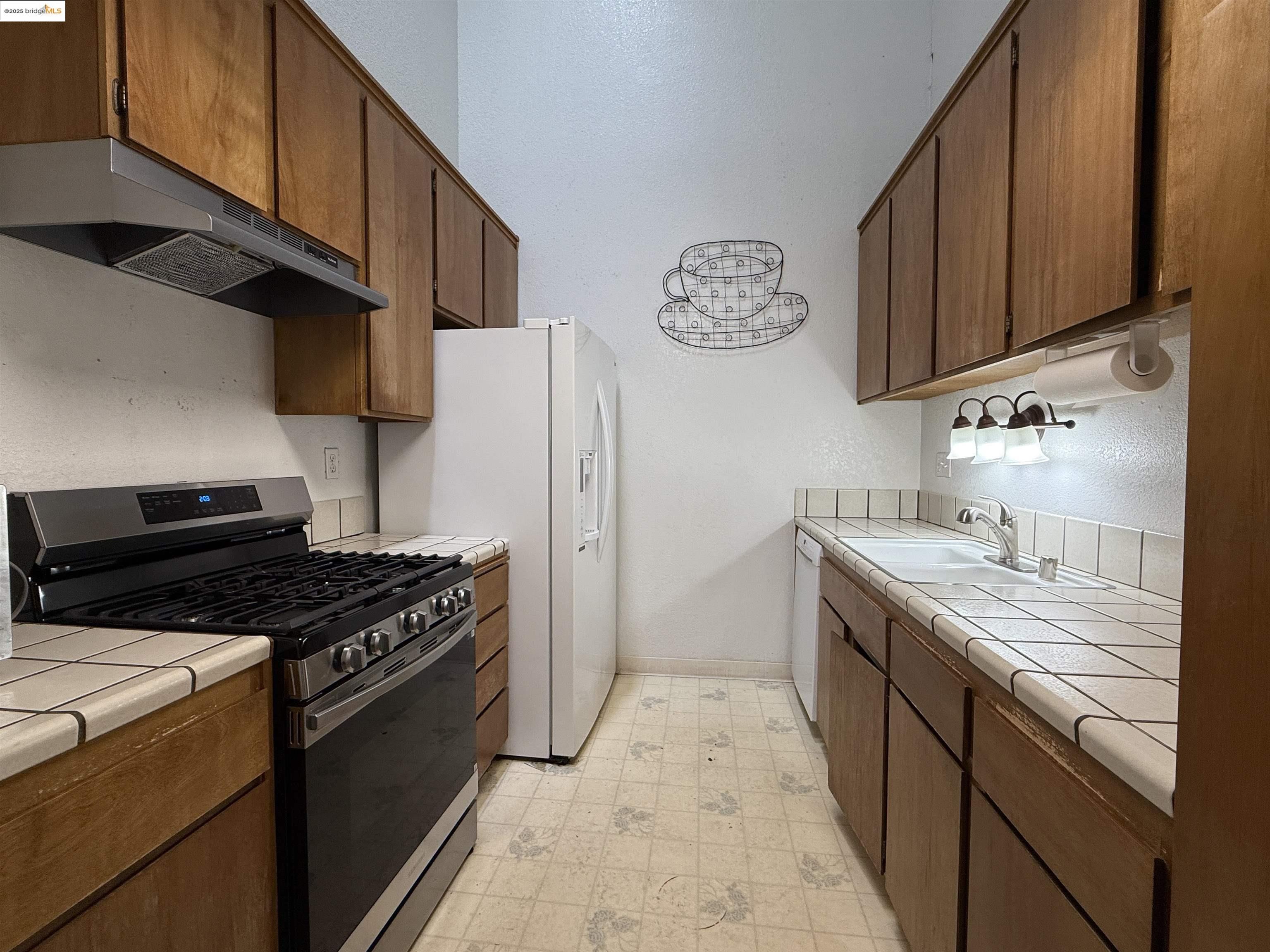 Detail Gallery Image 5 of 34 For 2121 Vale Rd #322,  San Pablo,  CA 94806 - 2 Beds | 2 Baths