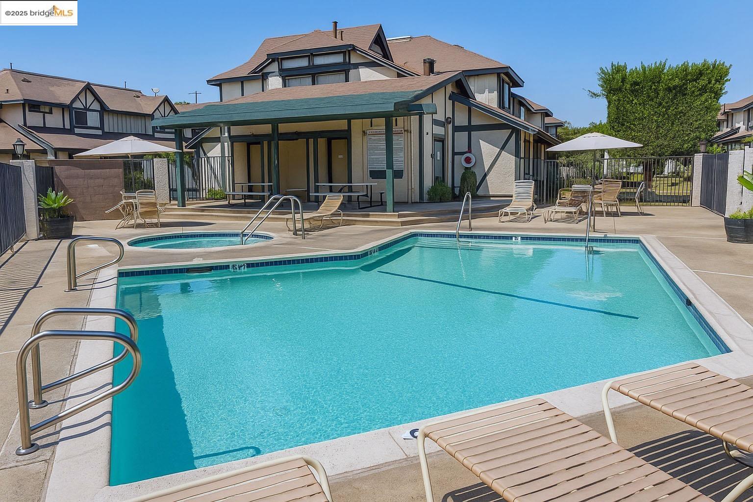 Detail Gallery Image 11 of 18 For 13305 Meyer Rd #B,  Whittier,  CA 90605 - 3 Beds | 3 Baths