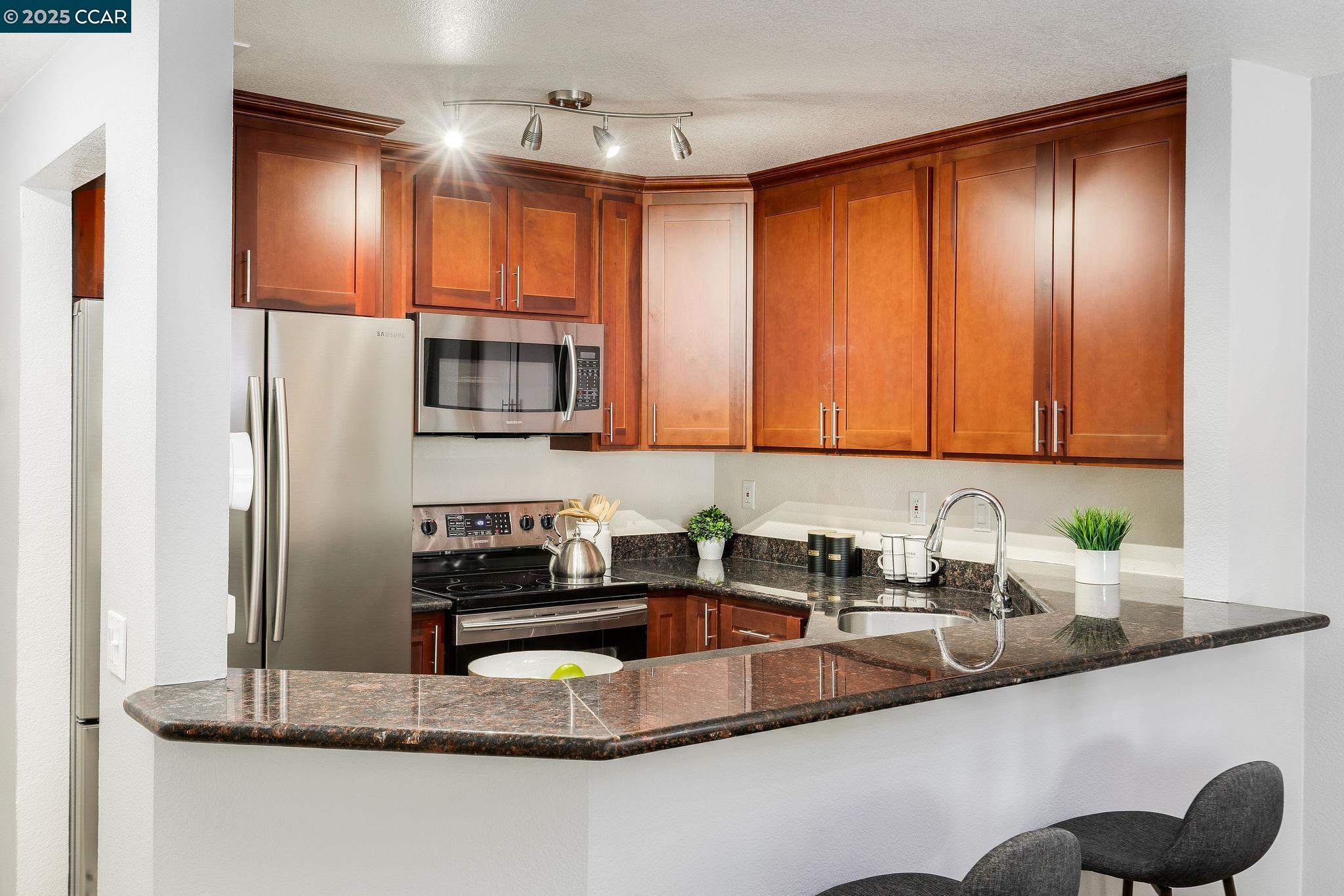 Detail Gallery Image 5 of 27 For 1722 S Villa Way, Walnut Creek,  CA 94595 - 2 Beds | 1/1 Baths