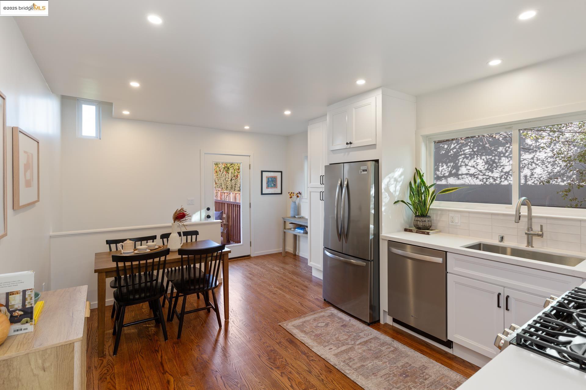 Detail Gallery Image 11 of 25 For 558 North St, Oakland,  CA 94609 - 2 Beds | 1/1 Baths