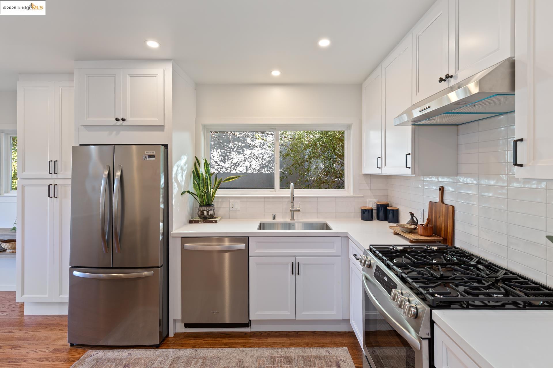 Detail Gallery Image 13 of 25 For 558 North St, Oakland,  CA 94609 - 2 Beds | 1/1 Baths