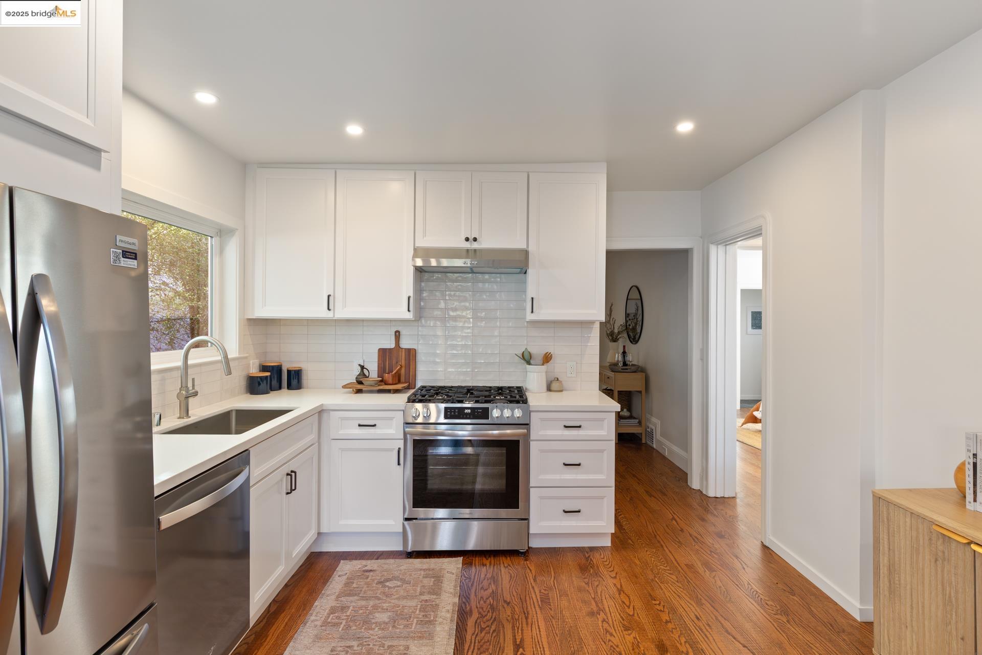 Detail Gallery Image 14 of 25 For 558 North St, Oakland,  CA 94609 - 2 Beds | 1/1 Baths