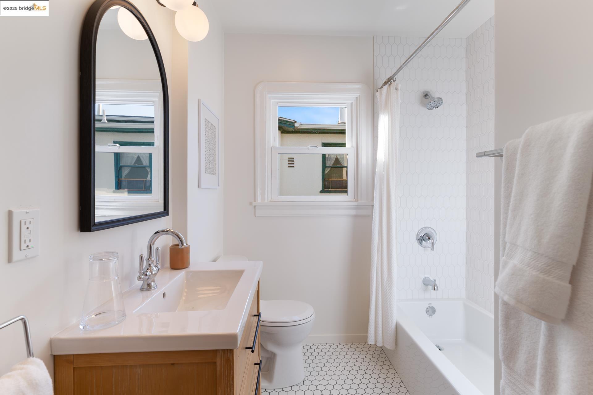 Detail Gallery Image 18 of 25 For 558 North St, Oakland,  CA 94609 - 2 Beds | 1/1 Baths