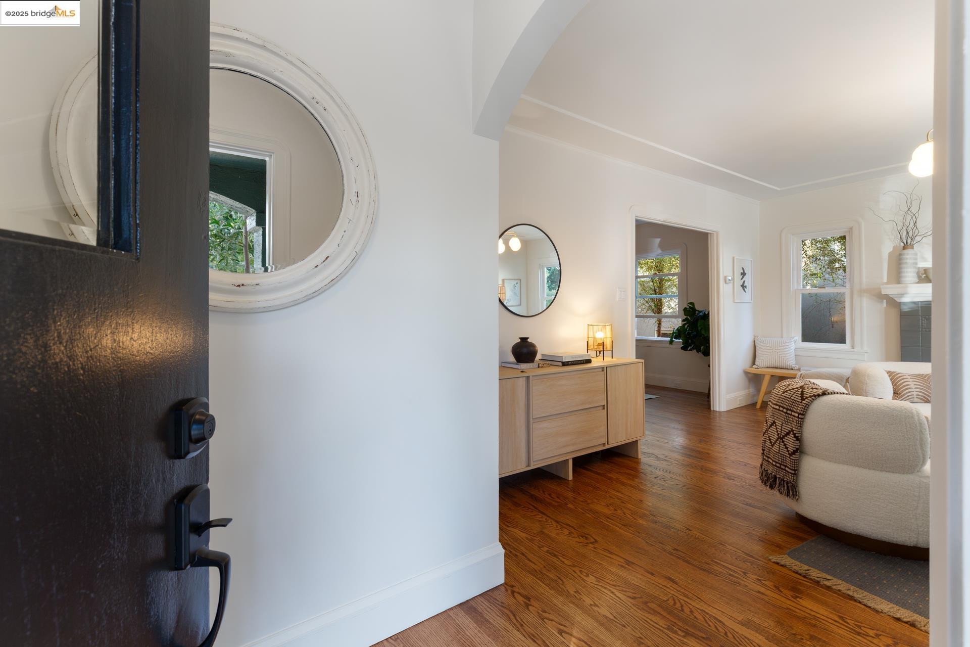 Detail Gallery Image 2 of 25 For 558 North St, Oakland,  CA 94609 - 2 Beds | 1/1 Baths