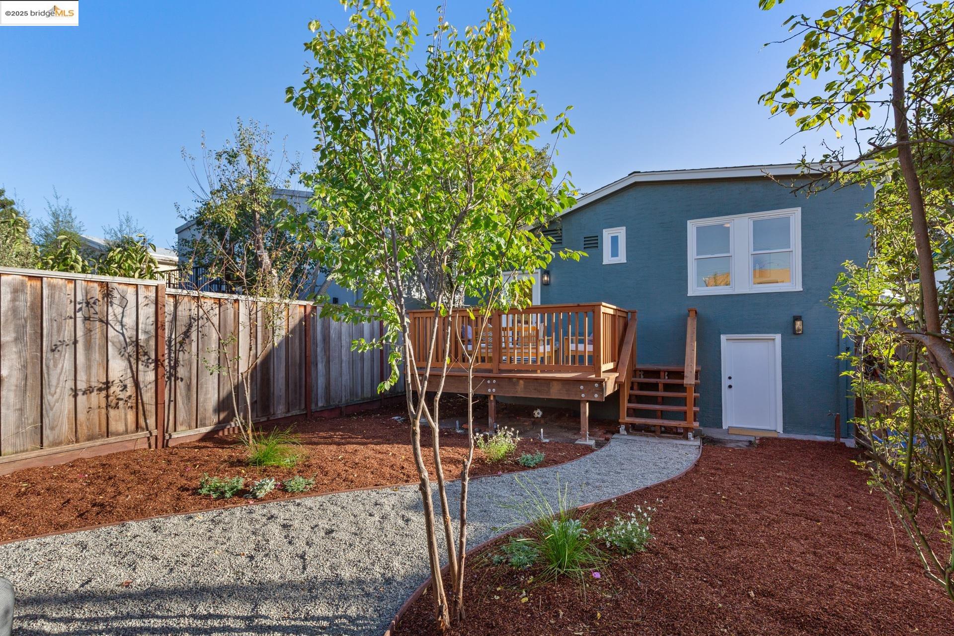 Detail Gallery Image 24 of 25 For 558 North St, Oakland,  CA 94609 - 2 Beds | 1/1 Baths