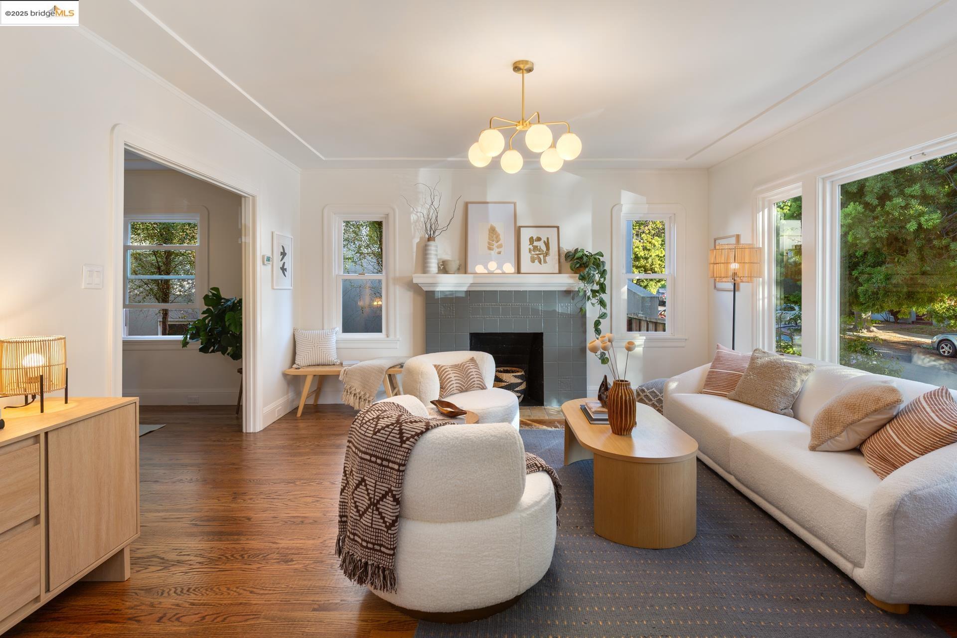 Detail Gallery Image 3 of 25 For 558 North St, Oakland,  CA 94609 - 2 Beds | 1/1 Baths