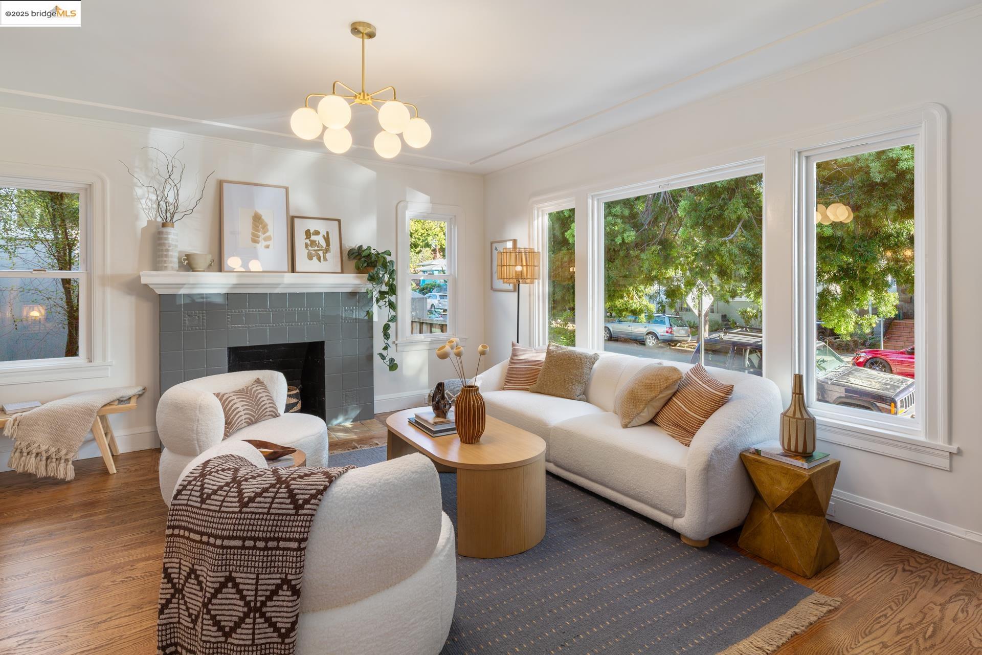 Detail Gallery Image 4 of 25 For 558 North St, Oakland,  CA 94609 - 2 Beds | 1/1 Baths