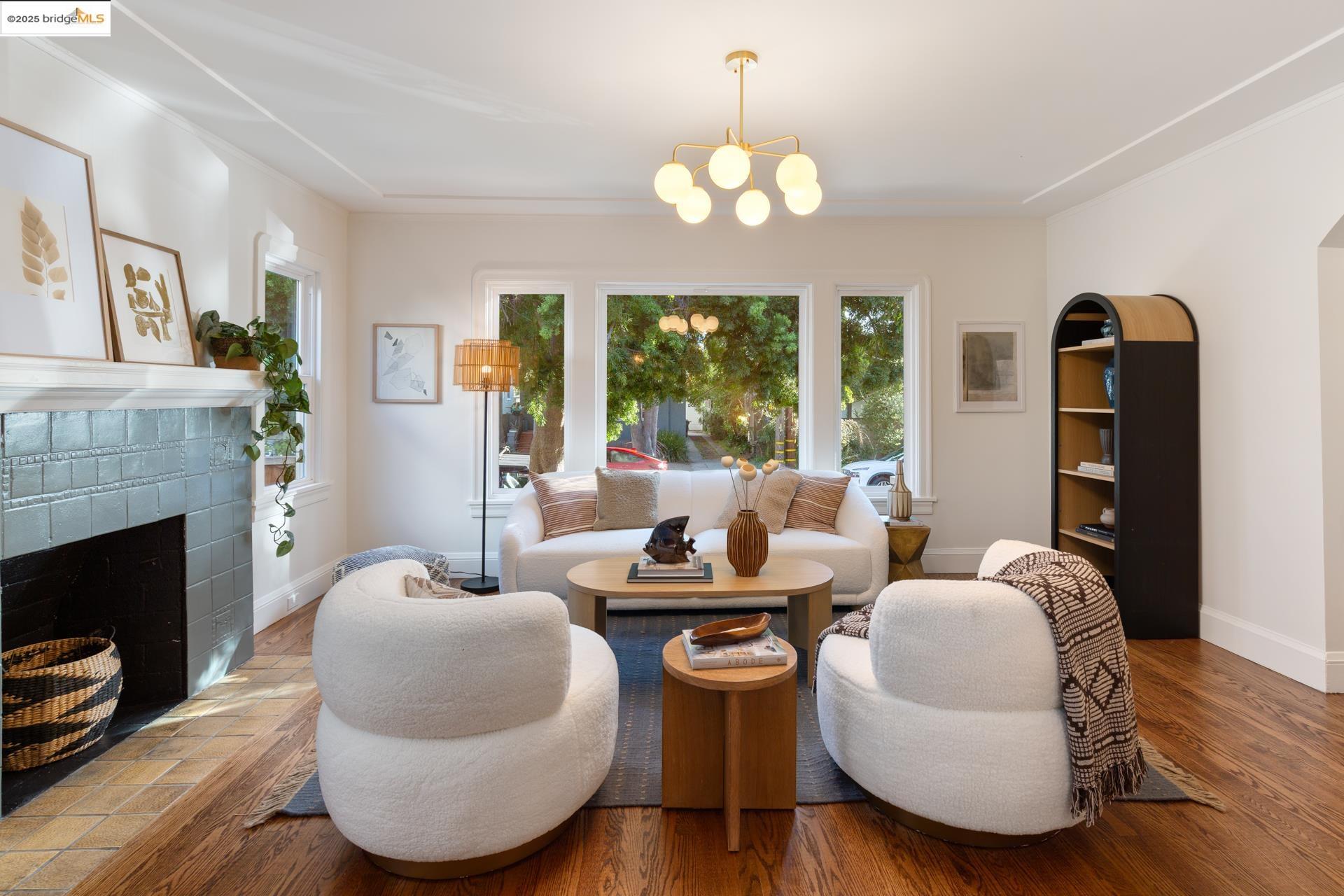 Detail Gallery Image 5 of 25 For 558 North St, Oakland,  CA 94609 - 2 Beds | 1/1 Baths