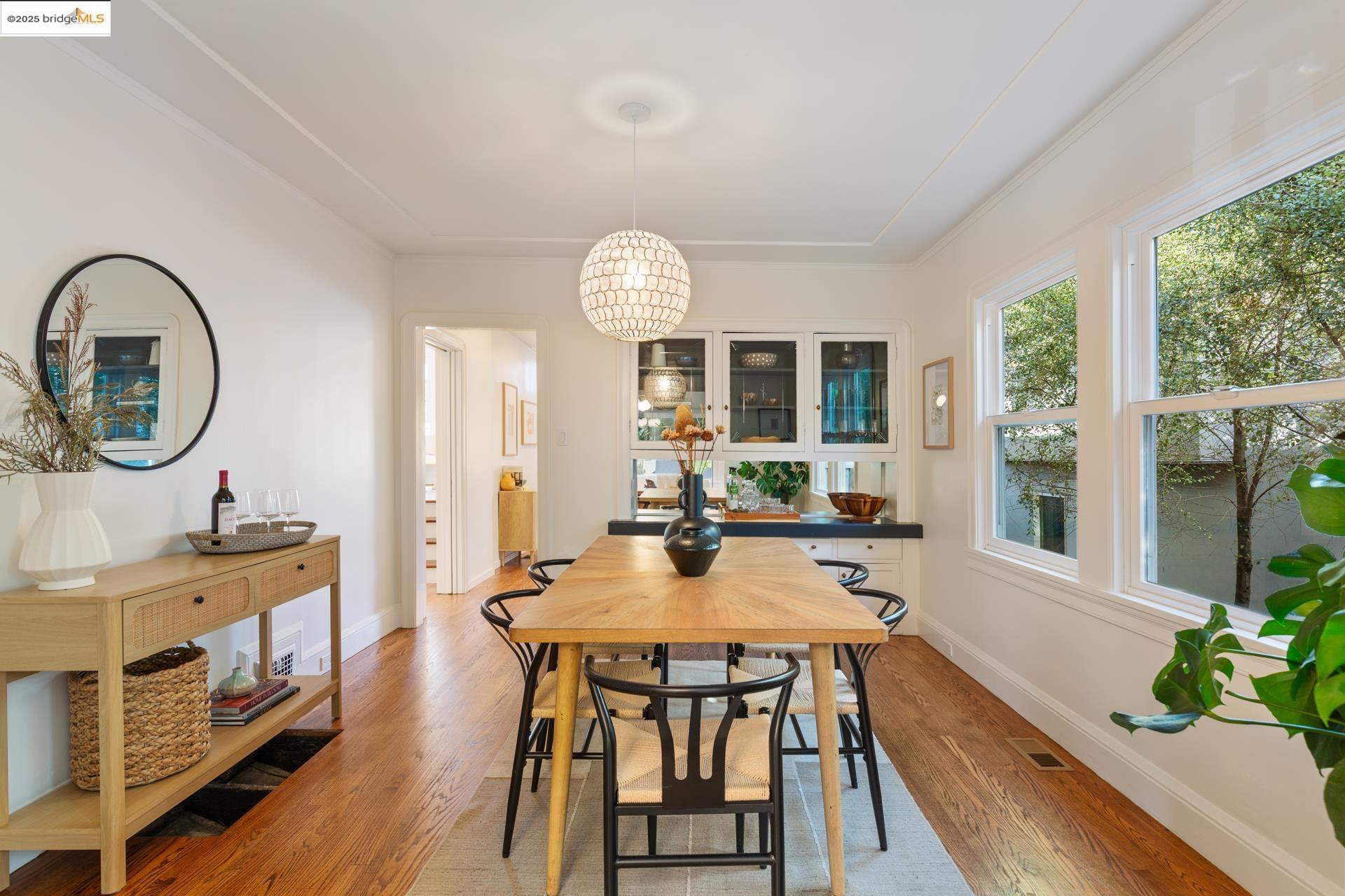 Detail Gallery Image 7 of 25 For 558 North St, Oakland,  CA 94609 - 2 Beds | 1/1 Baths