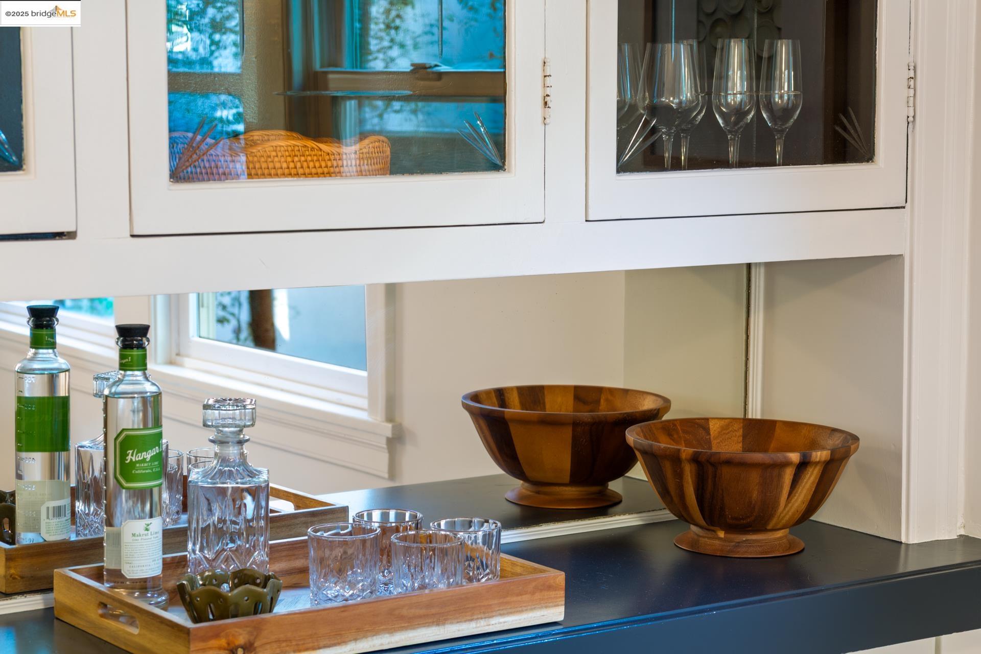 Detail Gallery Image 8 of 25 For 558 North St, Oakland,  CA 94609 - 2 Beds | 1/1 Baths