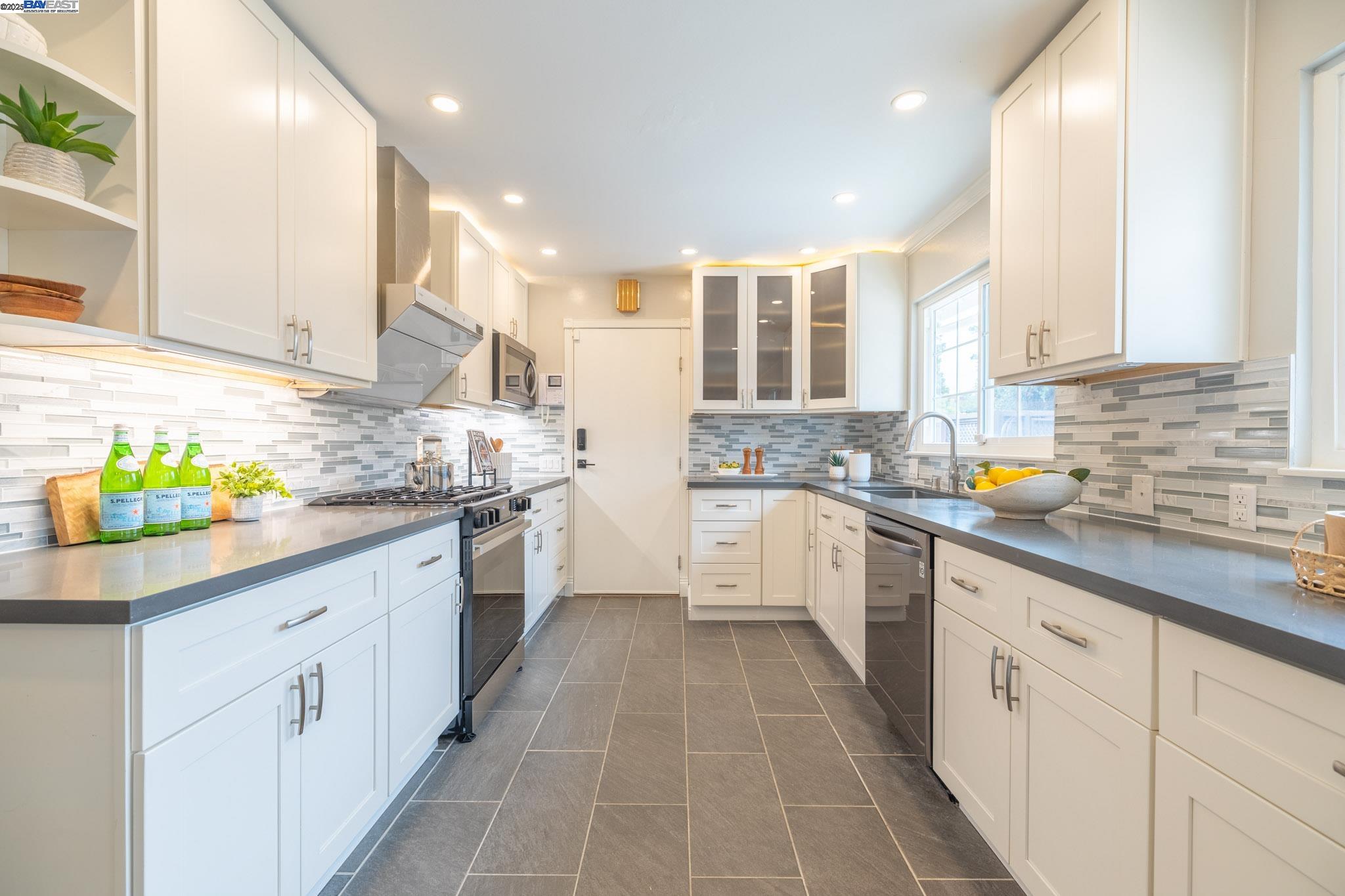 Detail Gallery Image 10 of 47 For 2771 Fleetwood Drive, San Bruno,  CA 94066 - 3 Beds | 2 Baths