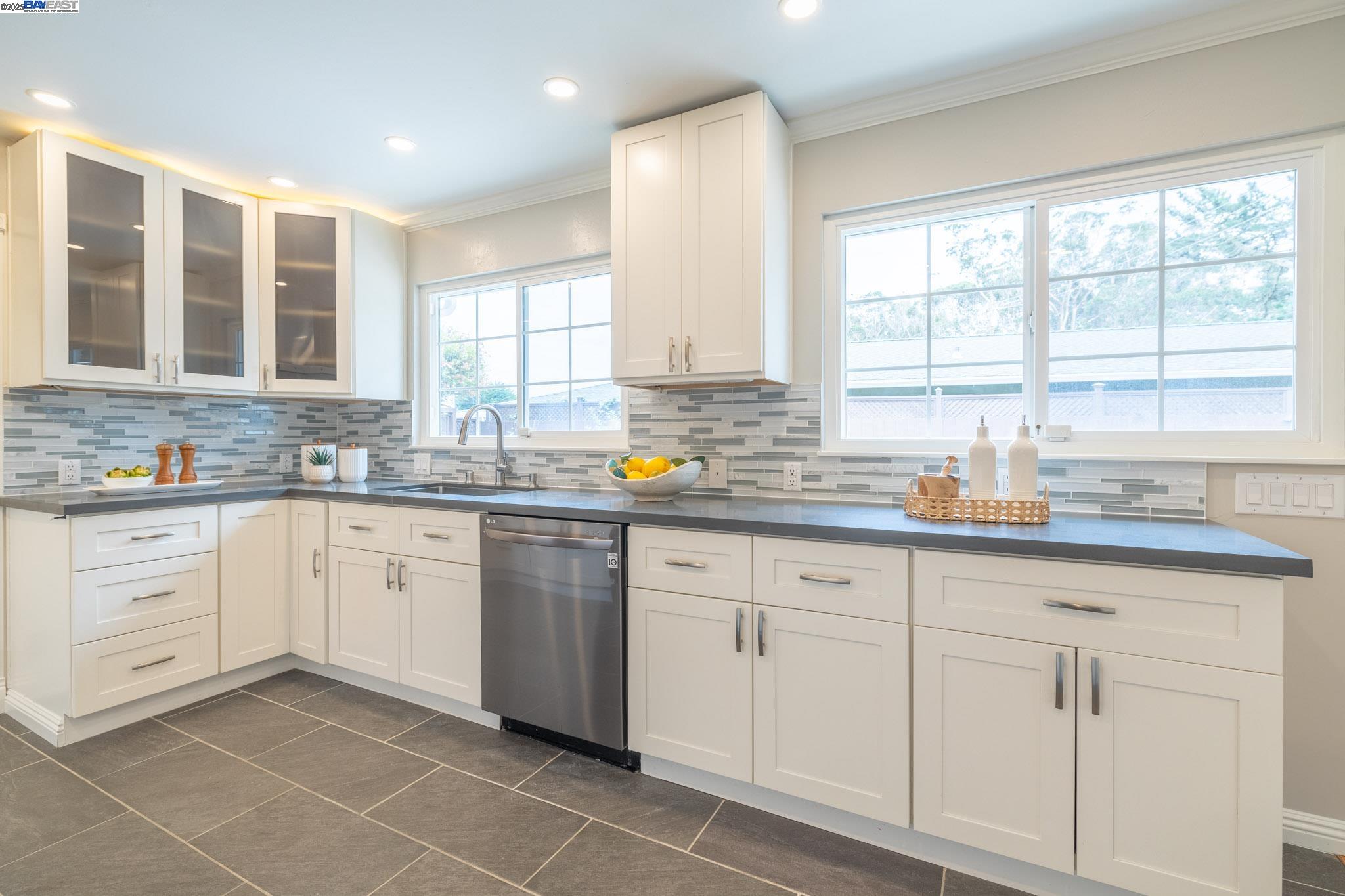 Detail Gallery Image 11 of 47 For 2771 Fleetwood Drive, San Bruno,  CA 94066 - 3 Beds | 2 Baths