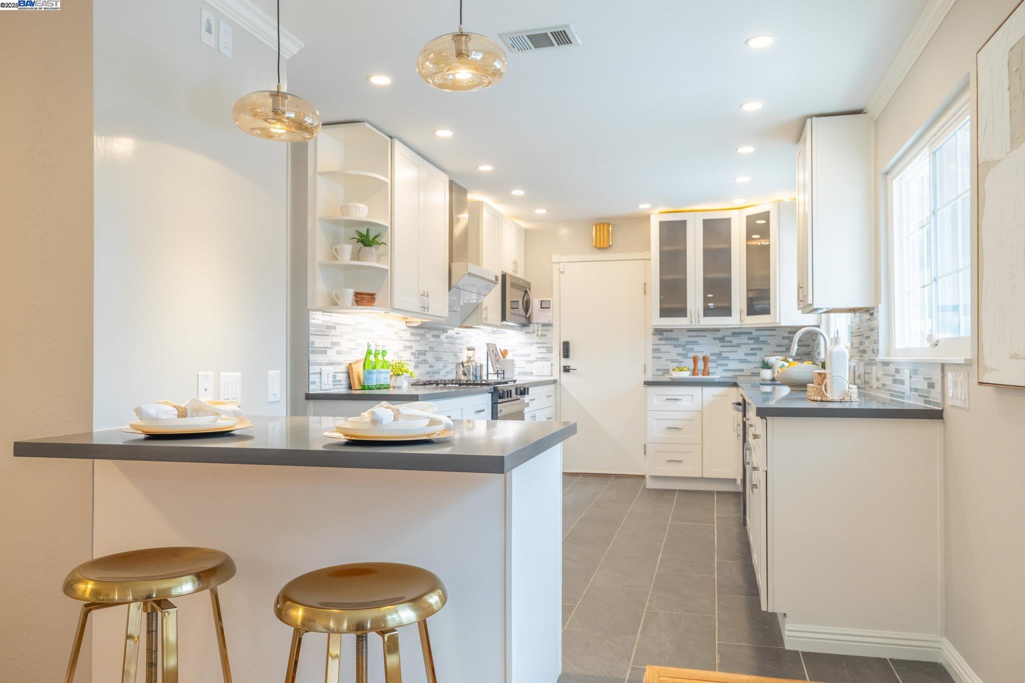 Detail Gallery Image 12 of 47 For 2771 Fleetwood Drive, San Bruno,  CA 94066 - 3 Beds | 2 Baths