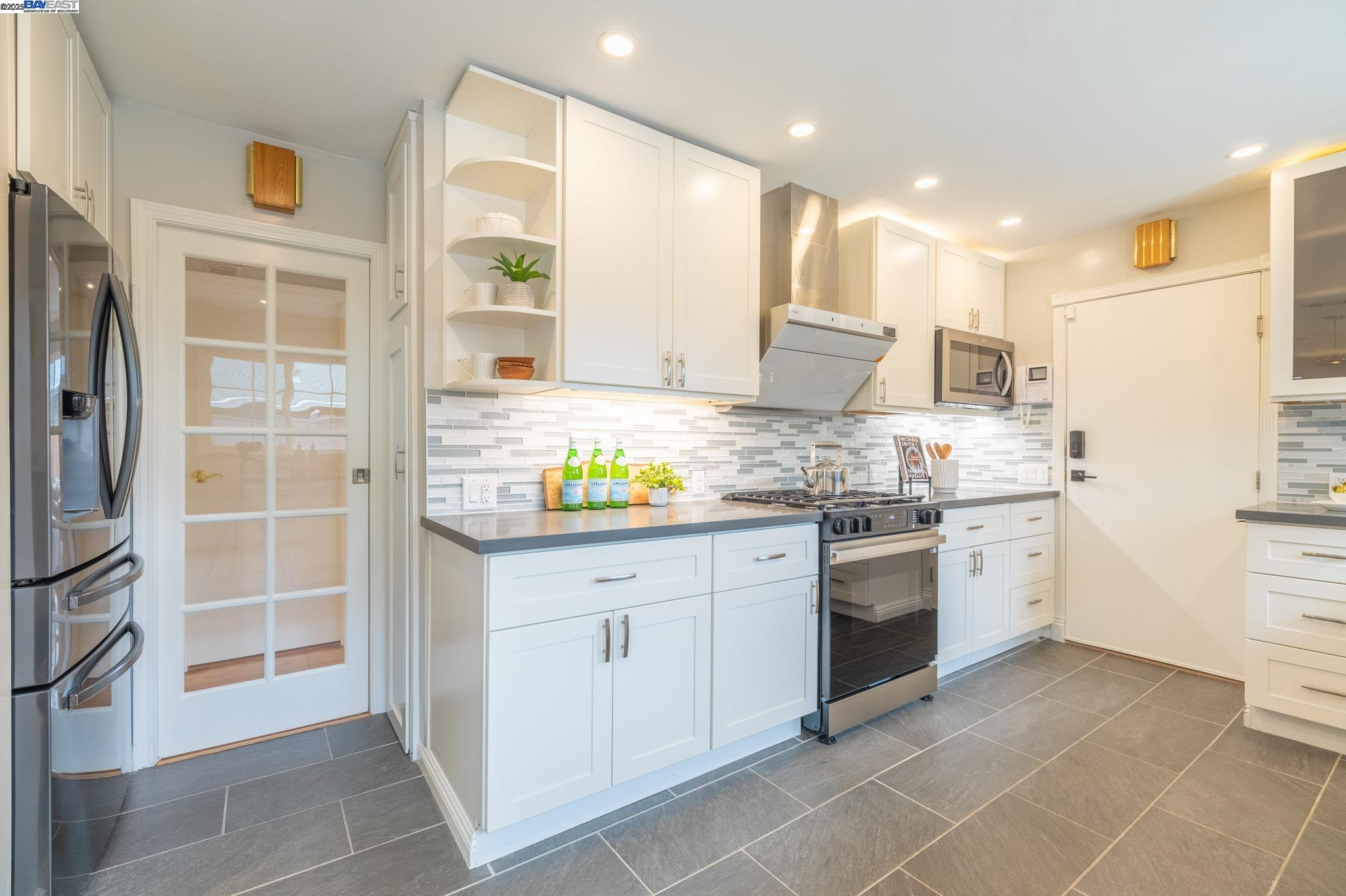 Detail Gallery Image 14 of 47 For 2771 Fleetwood Drive, San Bruno,  CA 94066 - 3 Beds | 2 Baths