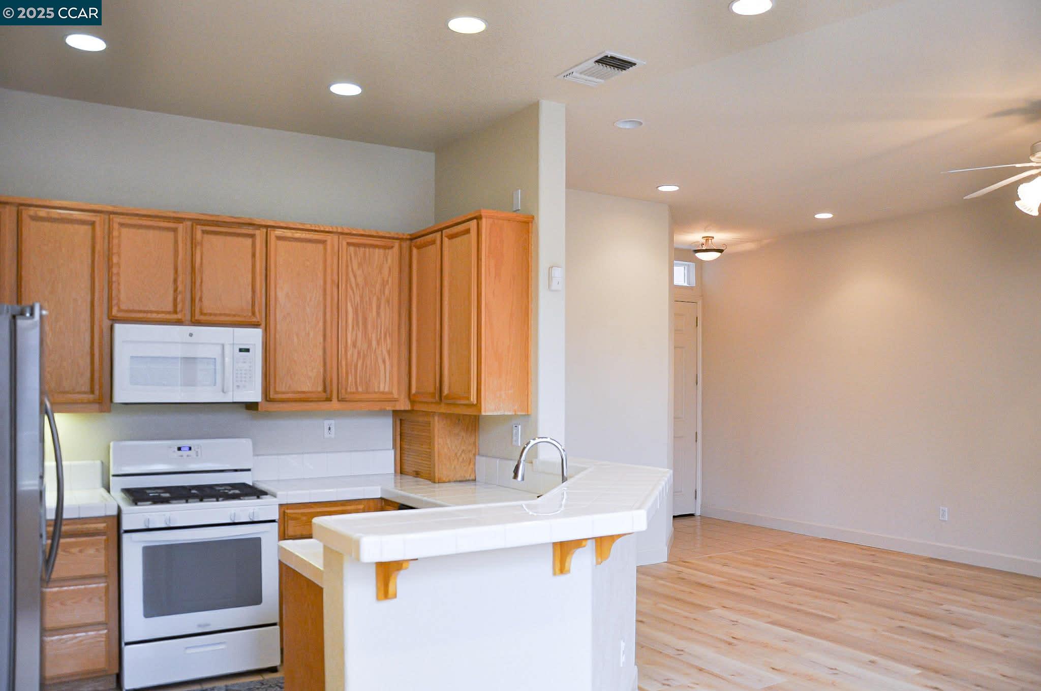 Detail Gallery Image 5 of 32 For 7809 Caracena Ct, Vallejo,  CA 94591 - 3 Beds | 2/1 Baths