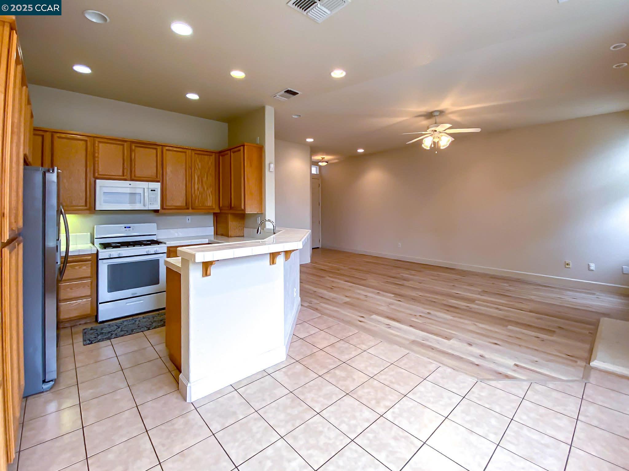 Detail Gallery Image 7 of 32 For 7809 Caracena Ct, Vallejo,  CA 94591 - 3 Beds | 2/1 Baths