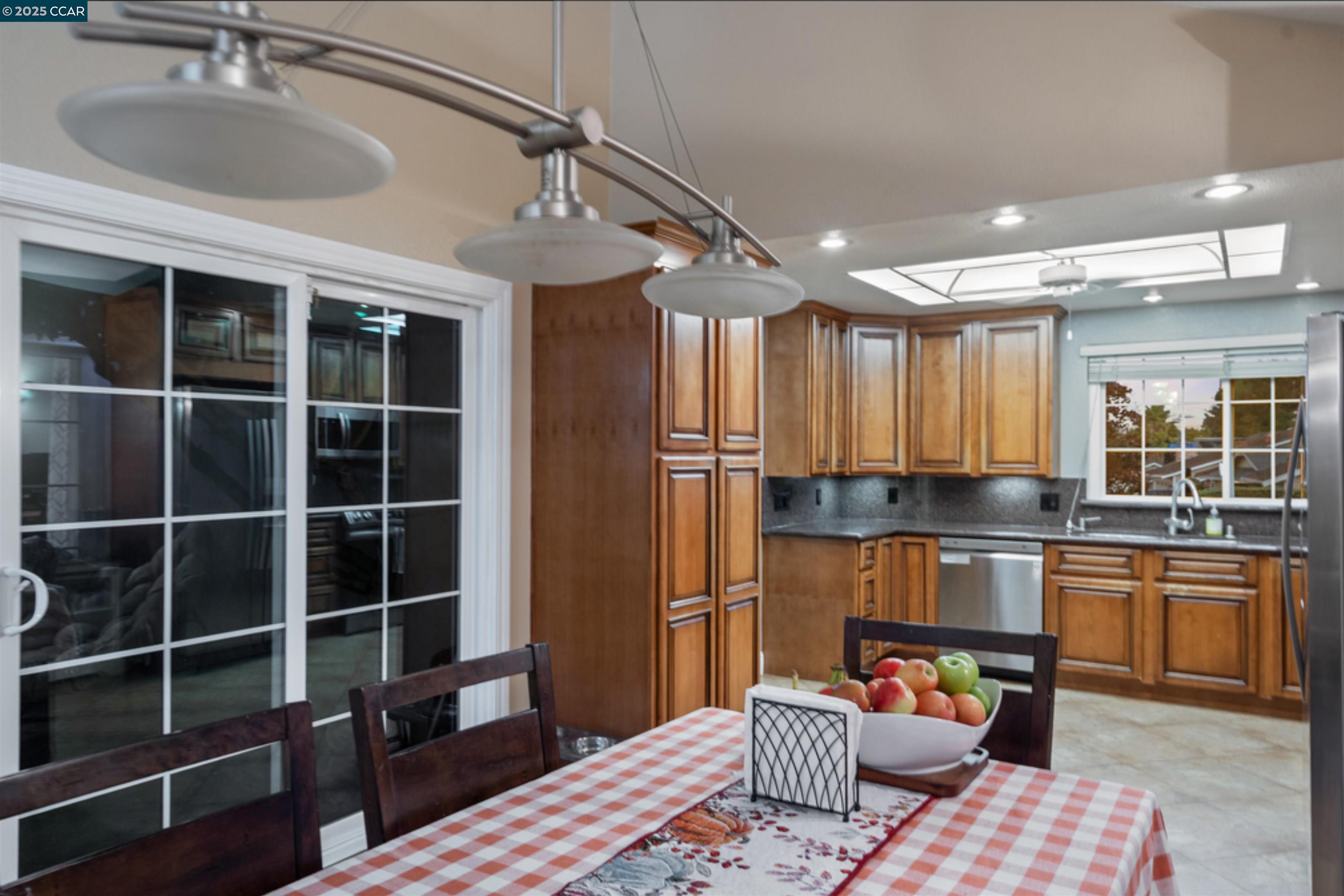 Detail Gallery Image 11 of 45 For 4962 Shadowfalls Dr, Martinez,  CA 94553 - 4 Beds | 2 Baths