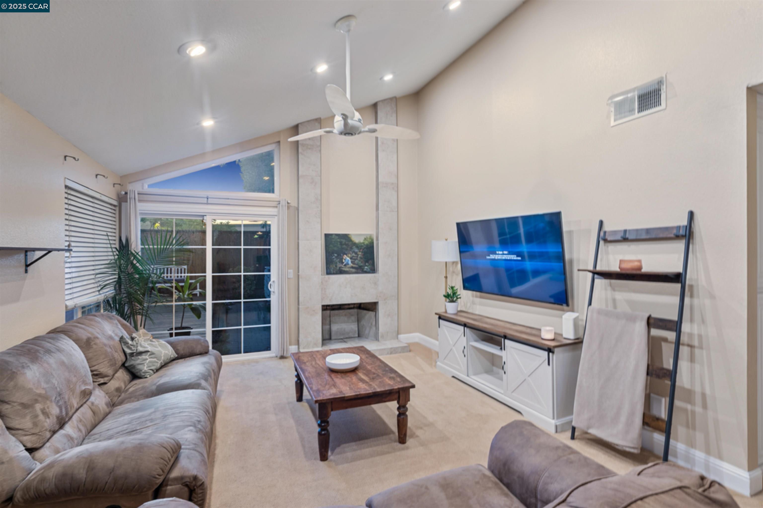 Detail Gallery Image 8 of 45 For 4962 Shadowfalls Dr, Martinez,  CA 94553 - 4 Beds | 2 Baths