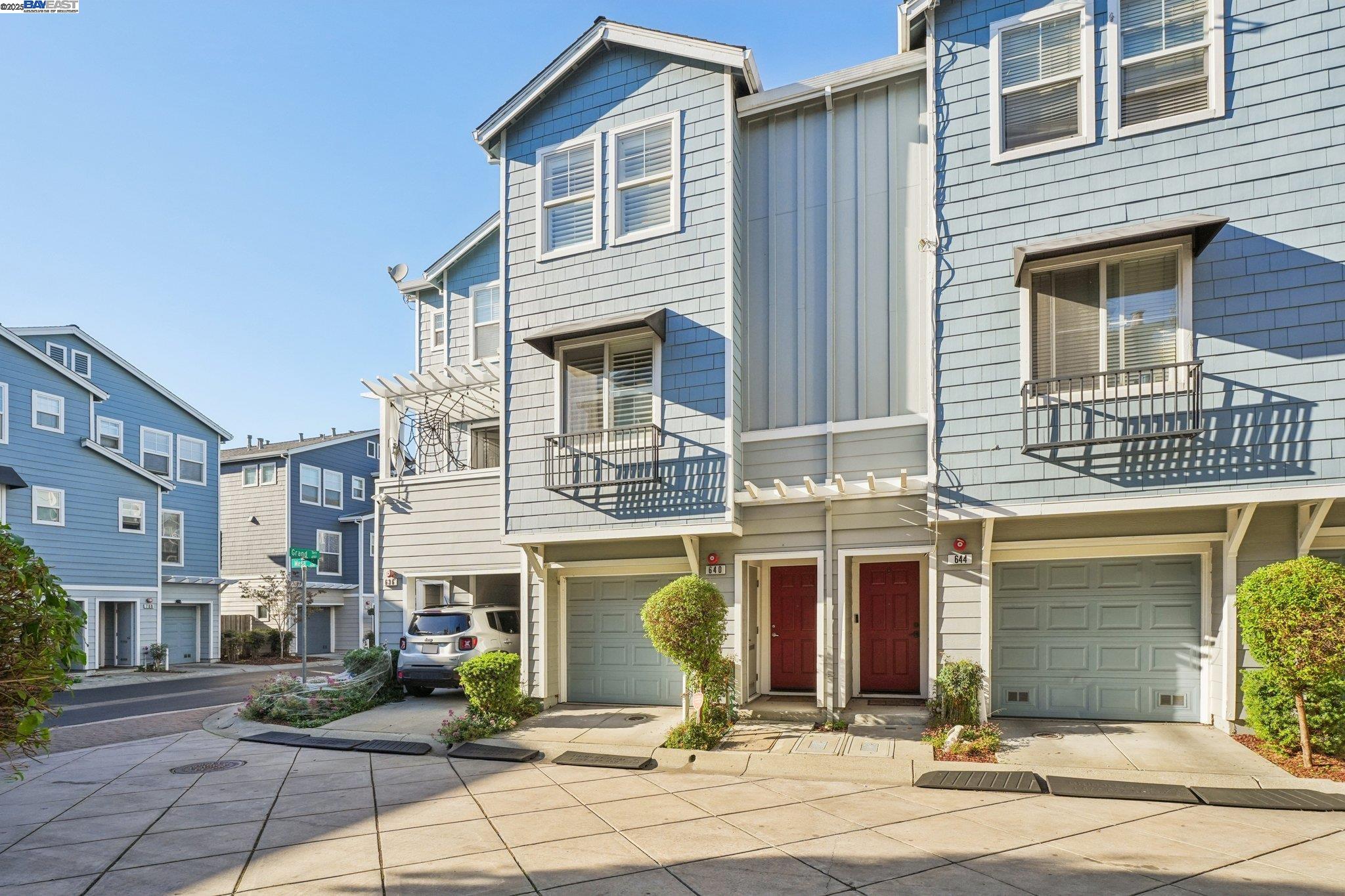 Detail Gallery Image 2 of 38 For 640 Mesa Cir, Hayward,  CA 94541 - 3 Beds | 3 Baths