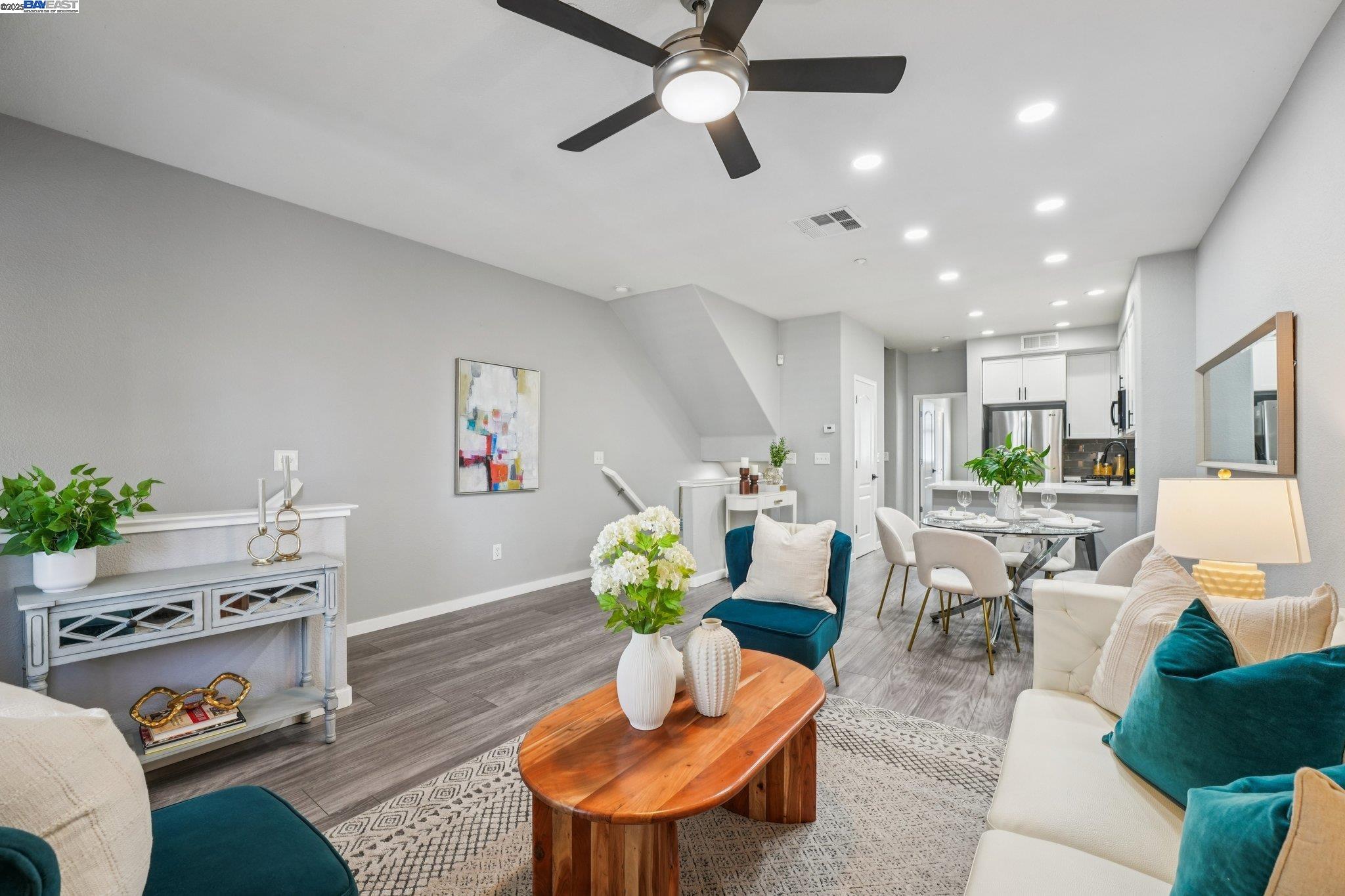 Detail Gallery Image 4 of 38 For 640 Mesa Cir, Hayward,  CA 94541 - 3 Beds | 3 Baths