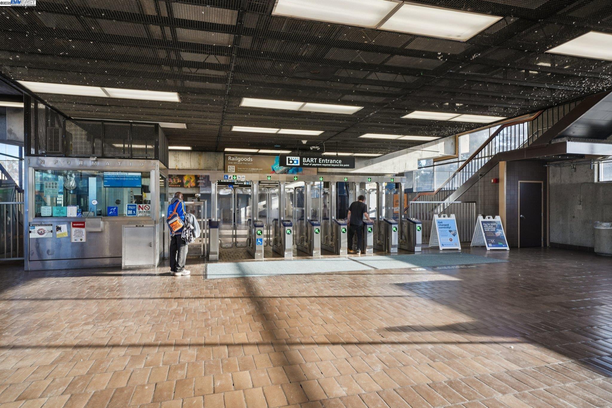 Detail Gallery Image 34 of 38 For 640 Mesa Cir, Hayward,  CA 94541 - 3 Beds | 3 Baths