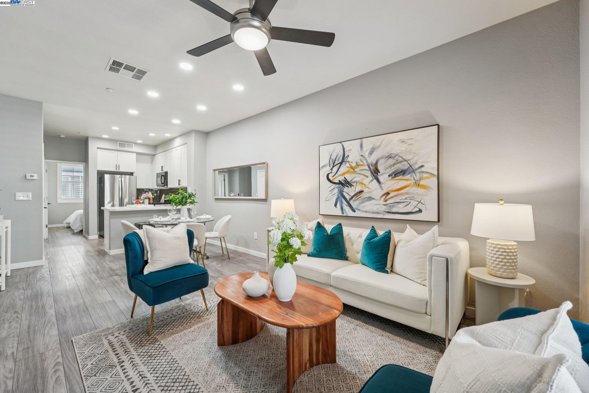 Detail Gallery Image 6 of 38 For 640 Mesa Cir, Hayward,  CA 94541 - 3 Beds | 3 Baths