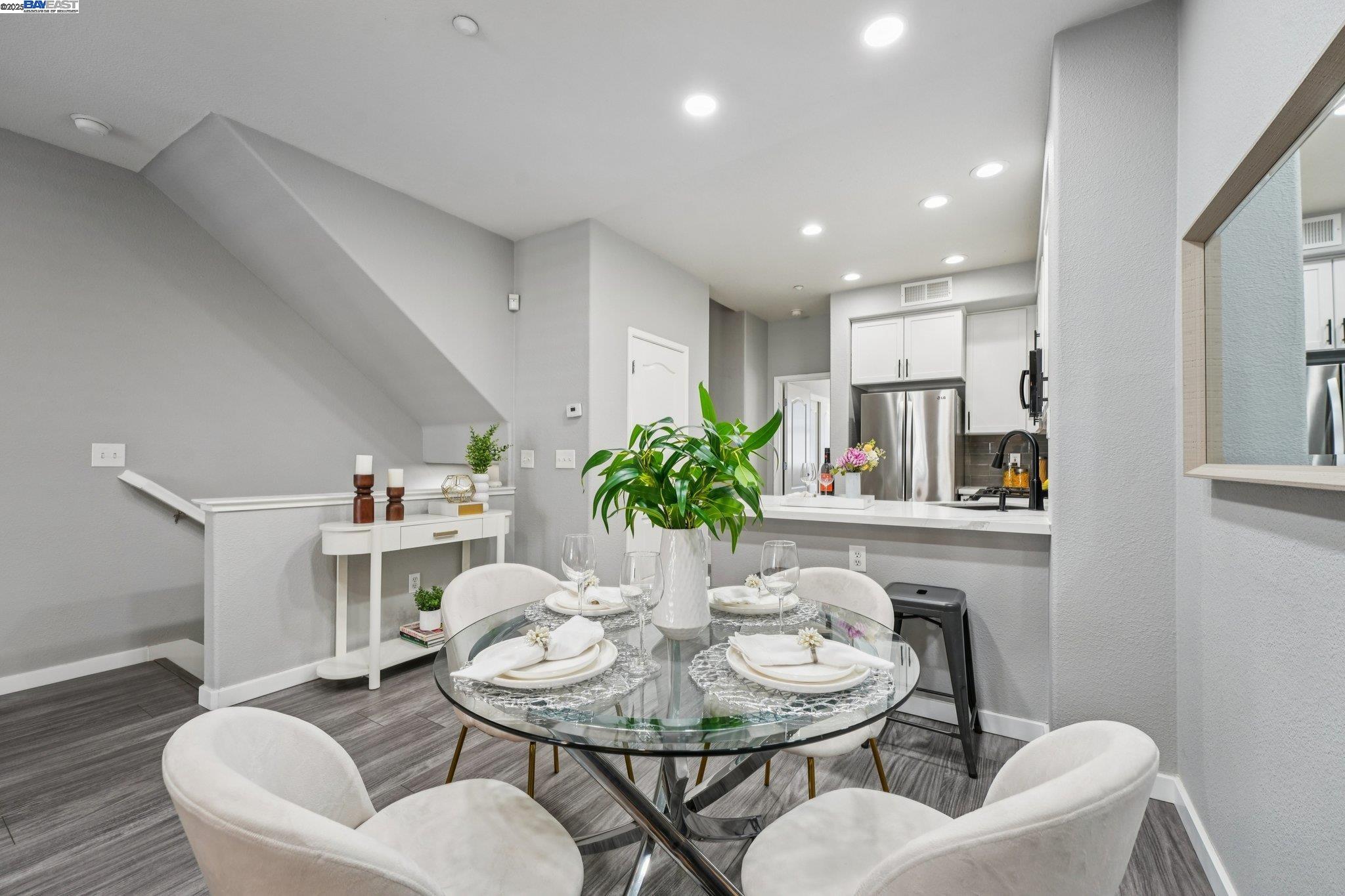 Detail Gallery Image 9 of 38 For 640 Mesa Cir, Hayward,  CA 94541 - 3 Beds | 3 Baths