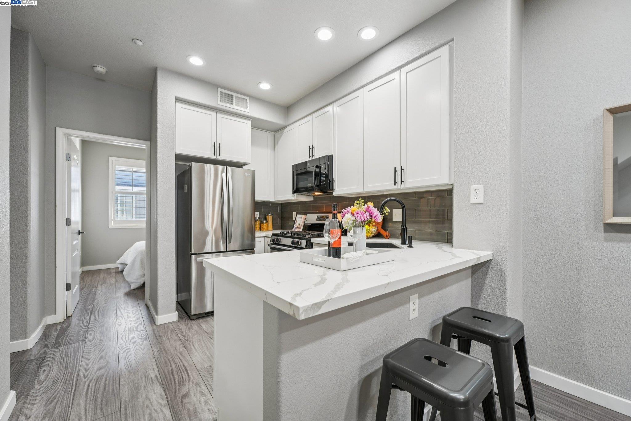 Detail Gallery Image 10 of 38 For 640 Mesa Cir, Hayward,  CA 94541 - 3 Beds | 3 Baths