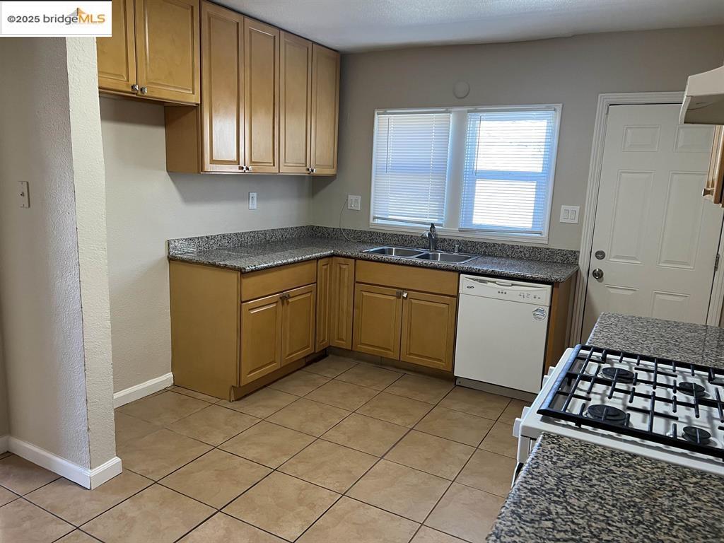 Detail Gallery Image 9 of 17 For 449 E 9th St, Pittsburg,  CA 94565 - 4 Beds | 2 Baths