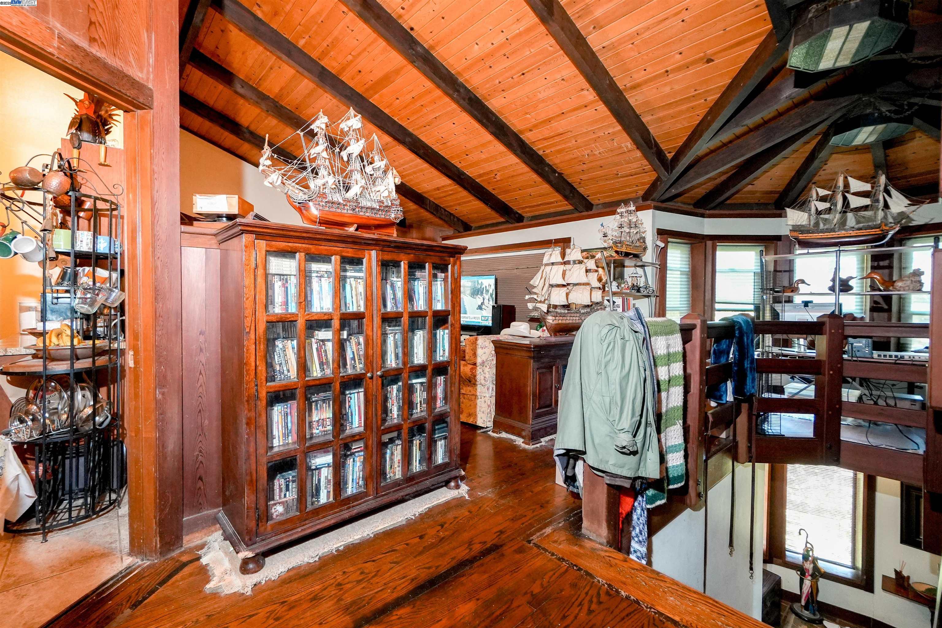 Detail Gallery Image 15 of 58 For 21 Red Rock Way, San Rafael,  CA 94903-3840 - 3 Beds | 2/1 Baths